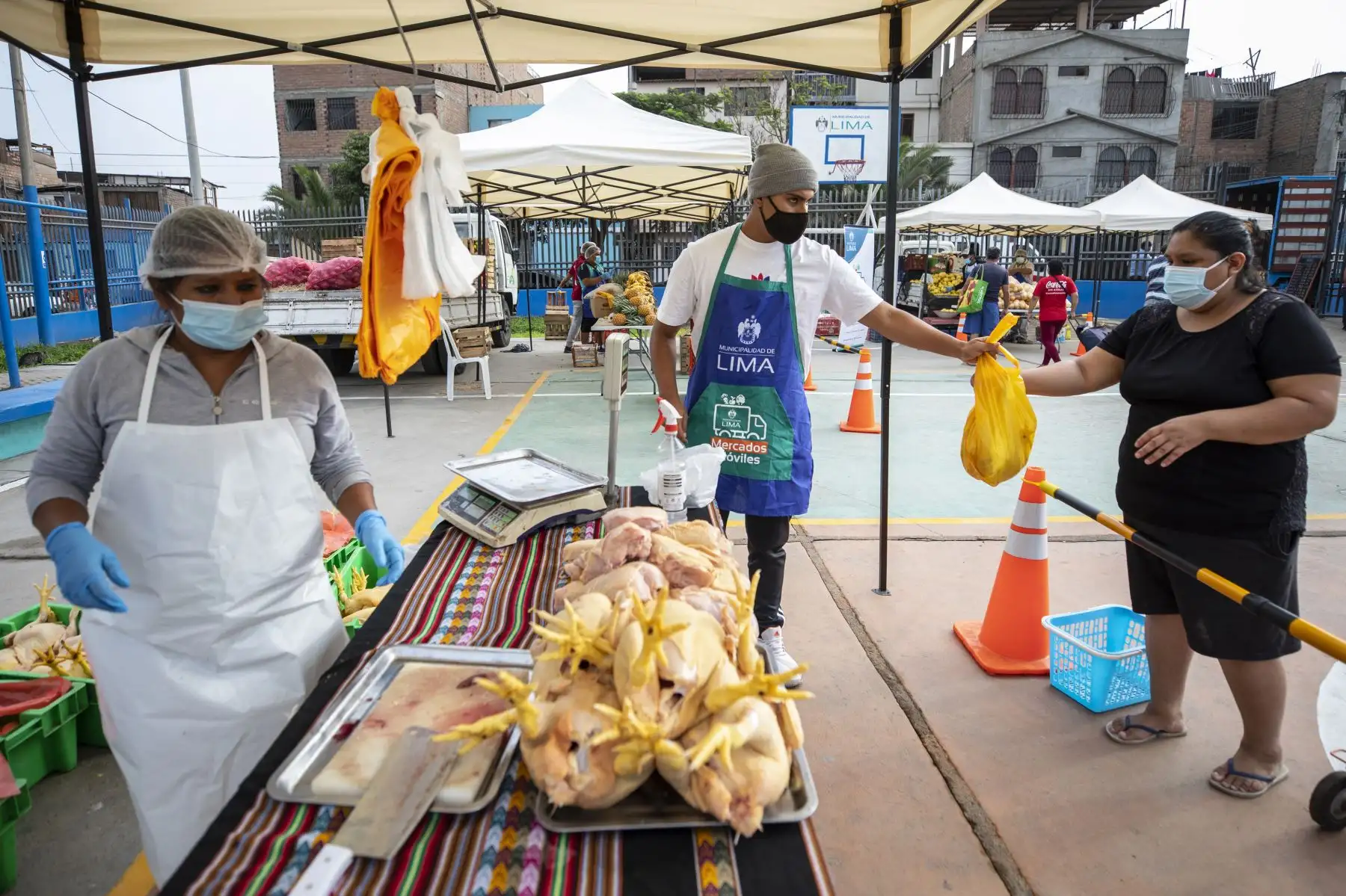 Mercado móvil de la Municipalidad de Lima llegó con productos de primera necesidad a precios bajos, a la losa El Planeta en el Cercado de Lima. Foto: MML
