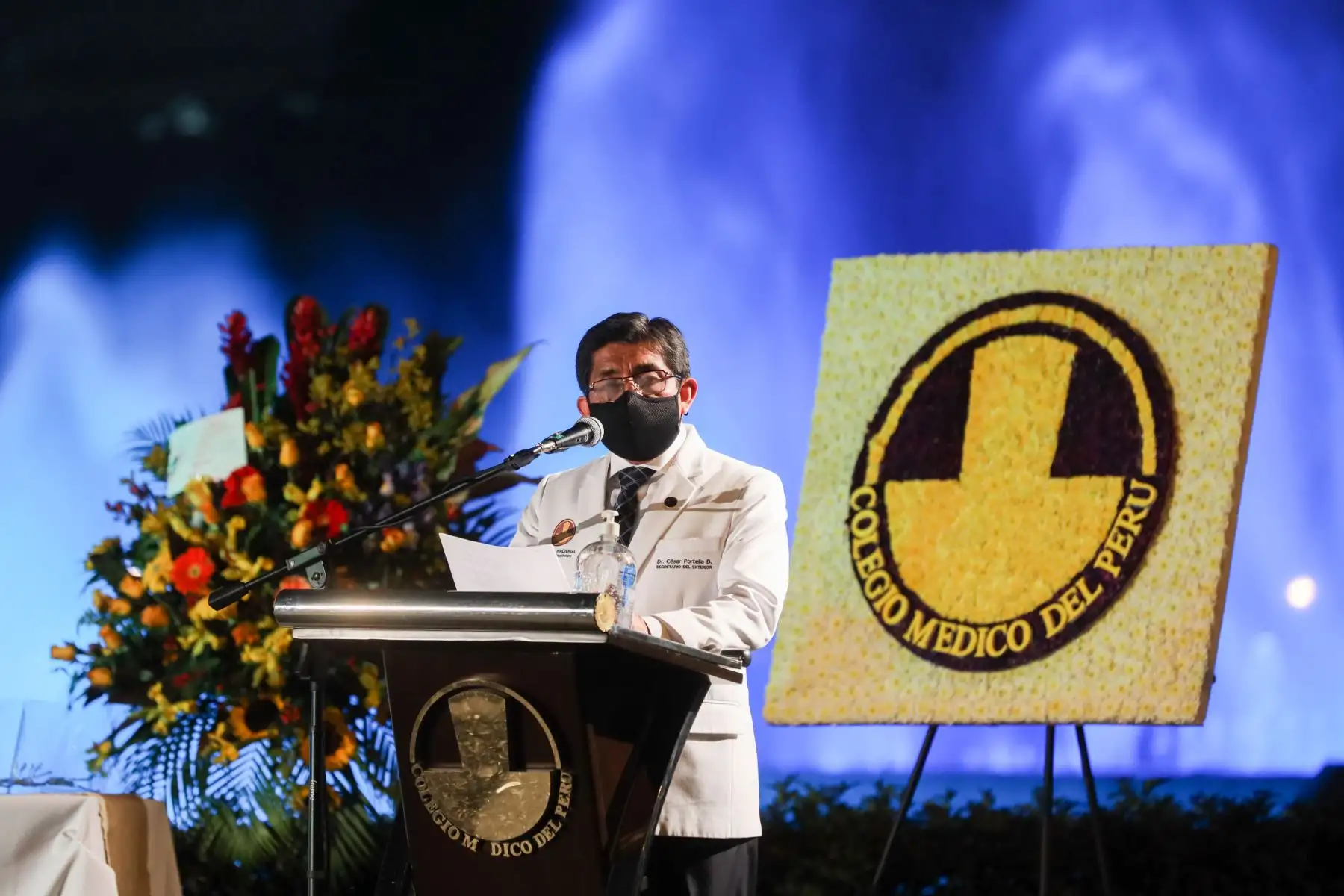 La Municipalidad de Lima rindió homenaje a médicos fallecidos por la pandemia en el Circuito Mágico del Agua proyectando sus rostros en el agua de las piletas. Foto: MML