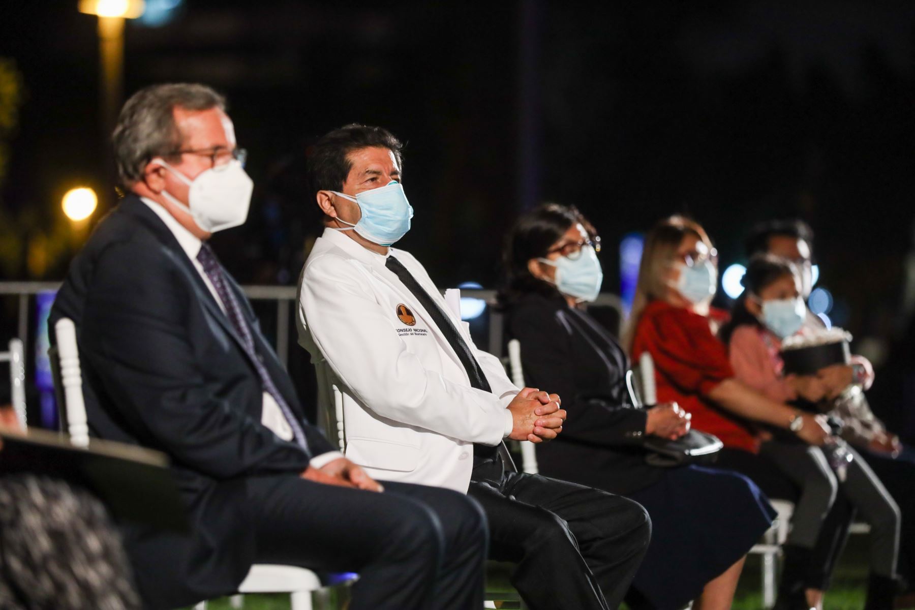 La Municipalidad de Lima rindió homenaje a médicos fallecidos por la pandemia en el Circuito Mágico del Agua proyectando sus rostros en el agua de las piletas. Foto: MML