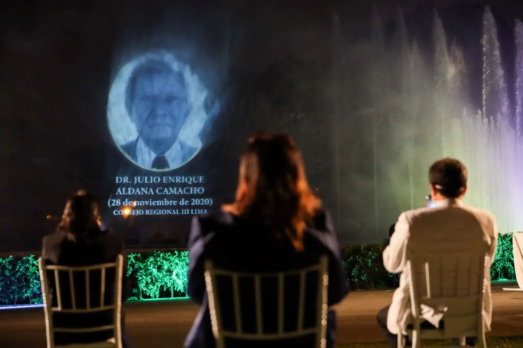 La Municipalidad de Lima rindió homenaje a médicos fallecidos por la pandemia en el Circuito Mágico del Agua proyectando sus rostros en el agua de las piletas. Foto: MML