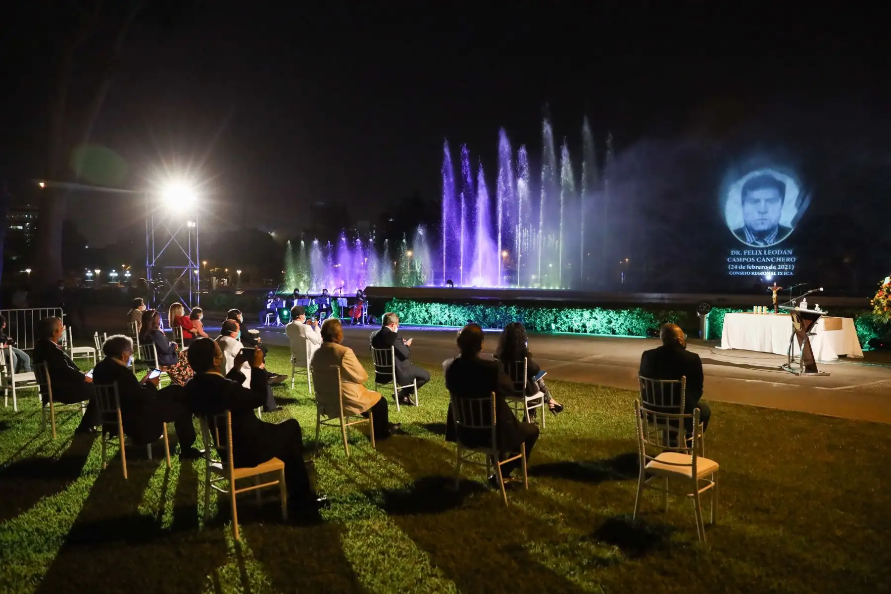 La Municipalidad de Lima rindió homenaje a médicos fallecidos por la pandemia en el Circuito Mágico del Agua proyectando sus rostros en el agua de las piletas. Foto: MML