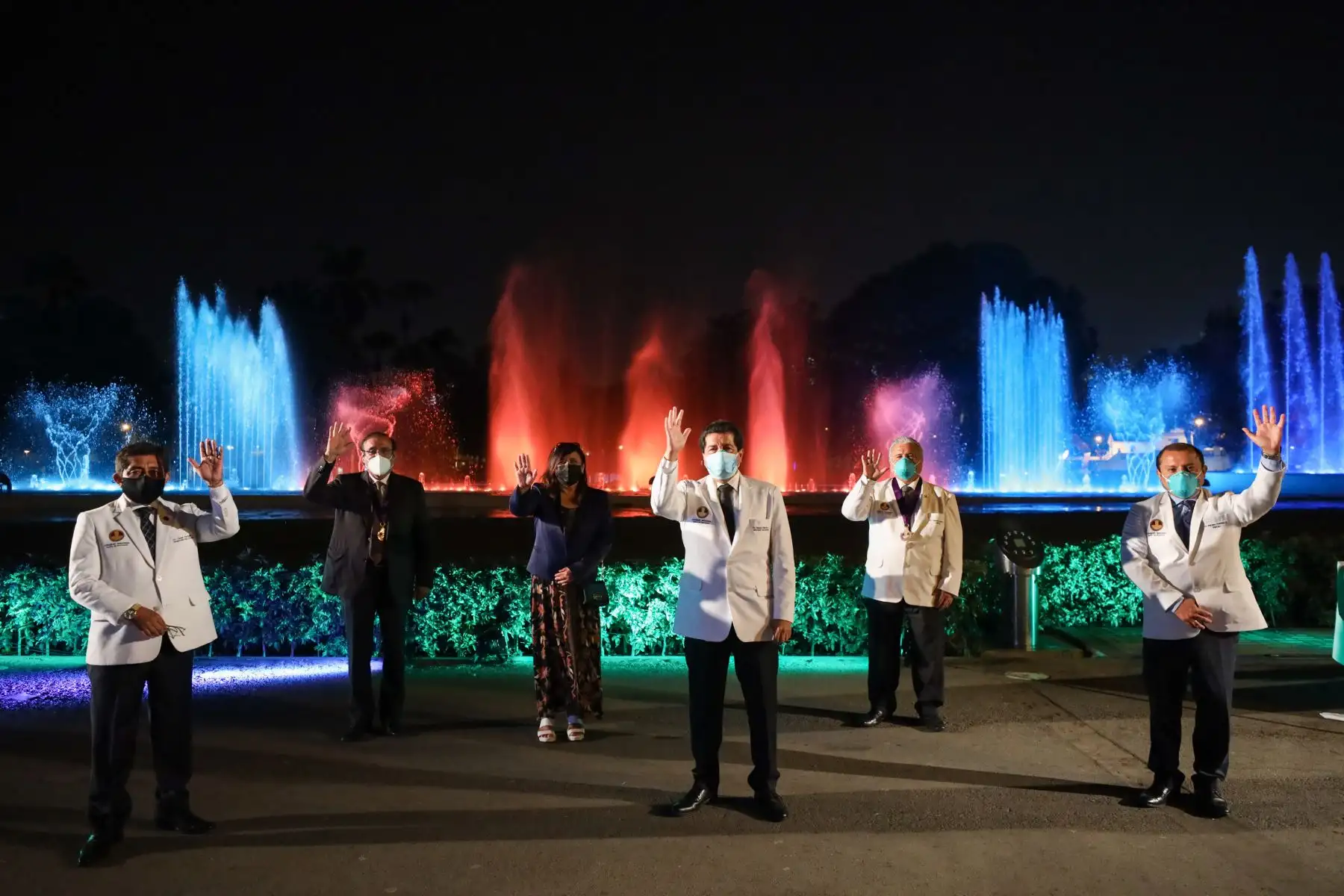 La Municipalidad de Lima rindió homenaje a médicos fallecidos por la pandemia en el Circuito Mágico del Agua proyectando sus rostros en el agua de las piletas. Foto: MML