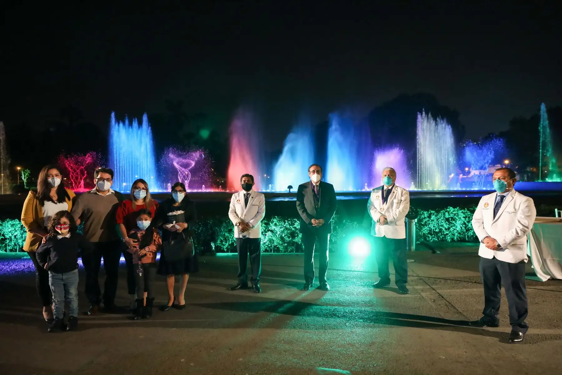 La Municipalidad de Lima rindió homenaje a médicos fallecidos por la pandemia en el Circuito Mágico del Agua proyectando sus rostros en el agua de las piletas. Foto: MML