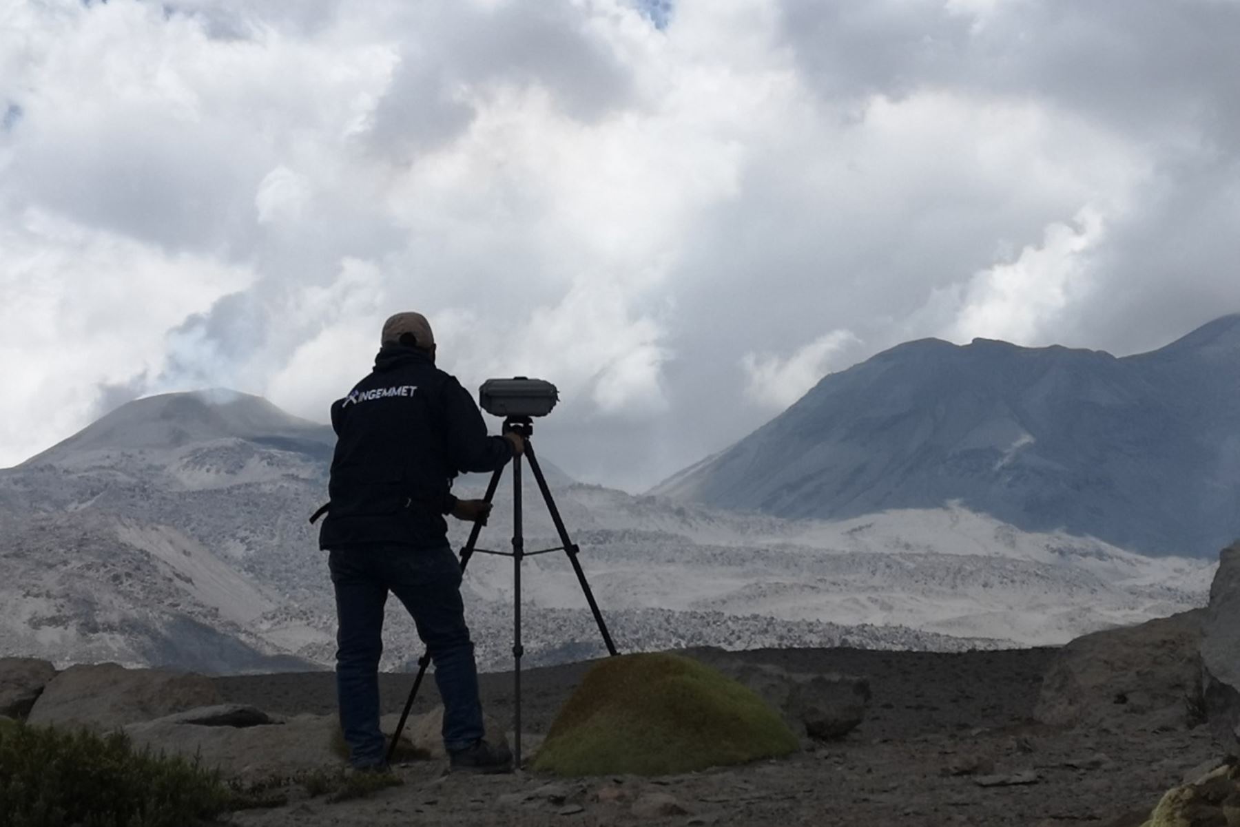 Los volcanes Sabancaya y Ubinas, considerados los más activos del sur del Perú, contribuyen con cerca del 60 % de las emisiones totales de gases en la Zona Volcánica Central de los Andes. Foto: ANDINA/Ingemmet