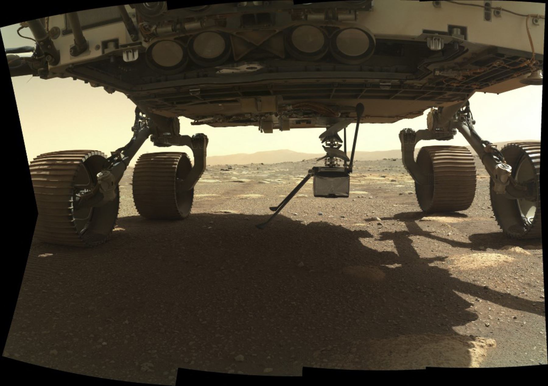 Esta foto de la NASA muestra el helicóptero Ingenuity Mars de la NASA, mientras se extiende verticalmente a su lugar después de haber sido girado hacia afuera desde su posición horizontal en el vientre del rover Perseverance. Foto: AFP