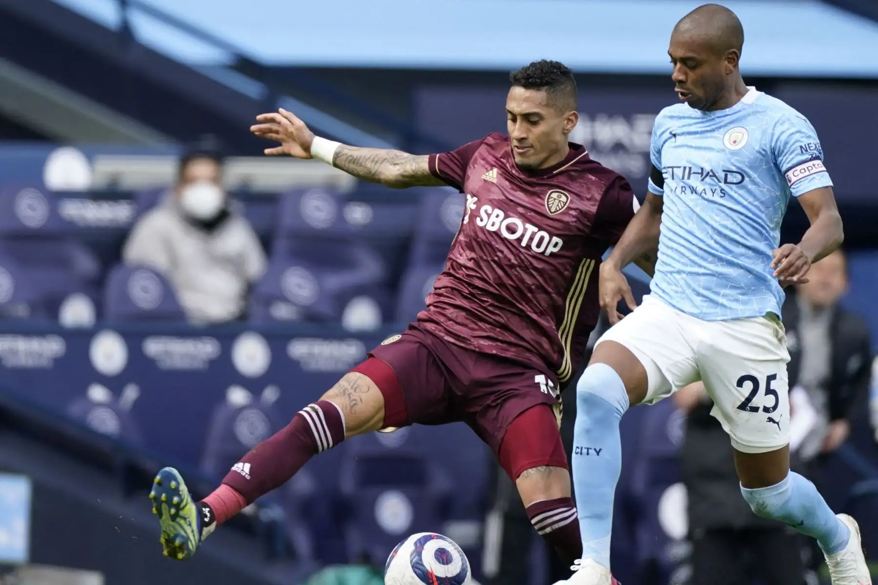El centrocampista brasileño del Leeds United, Raphinha Dias Belloli , lucha por el balón con el centrocampista brasileño del Manchester City Fernandinho durante el partido de fútbol de la Premier League inglesa entre el Manchester City y el Leeds United.
Foto: AFP