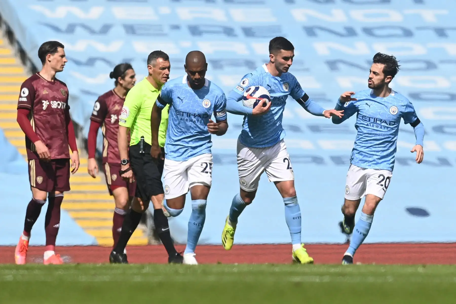 El centrocampista español del Manchester City Ferran Torres  celebra con el centrocampista portugués del Manchester City Bernardo Silva  tras marcar un gol durante el partido de fútbol de la Premier League inglesa entre el Manchester City y el Leeds United.
Foto: AFP