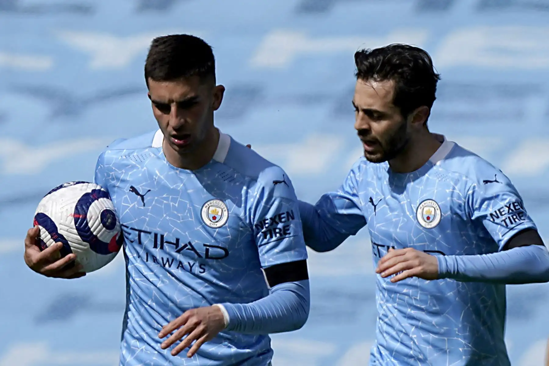El centrocampista español del Manchester City Ferran Torres celebra con el centrocampista portugués del Manchester City Bernardo Silva después de marcar un gol durante el partido de fútbol de la Premier League inglesa entre el Manchester City y el Leeds United.
Foto: AFP
