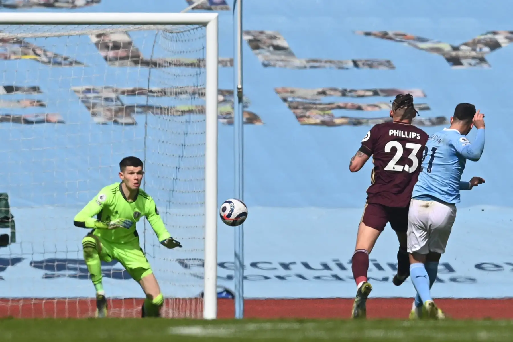 El centrocampista español del Manchester City Ferran Torres  marca un gol durante el partido de fútbol de la Premier League inglesa entre el Manchester City y el Leeds United.
Foto: AFP