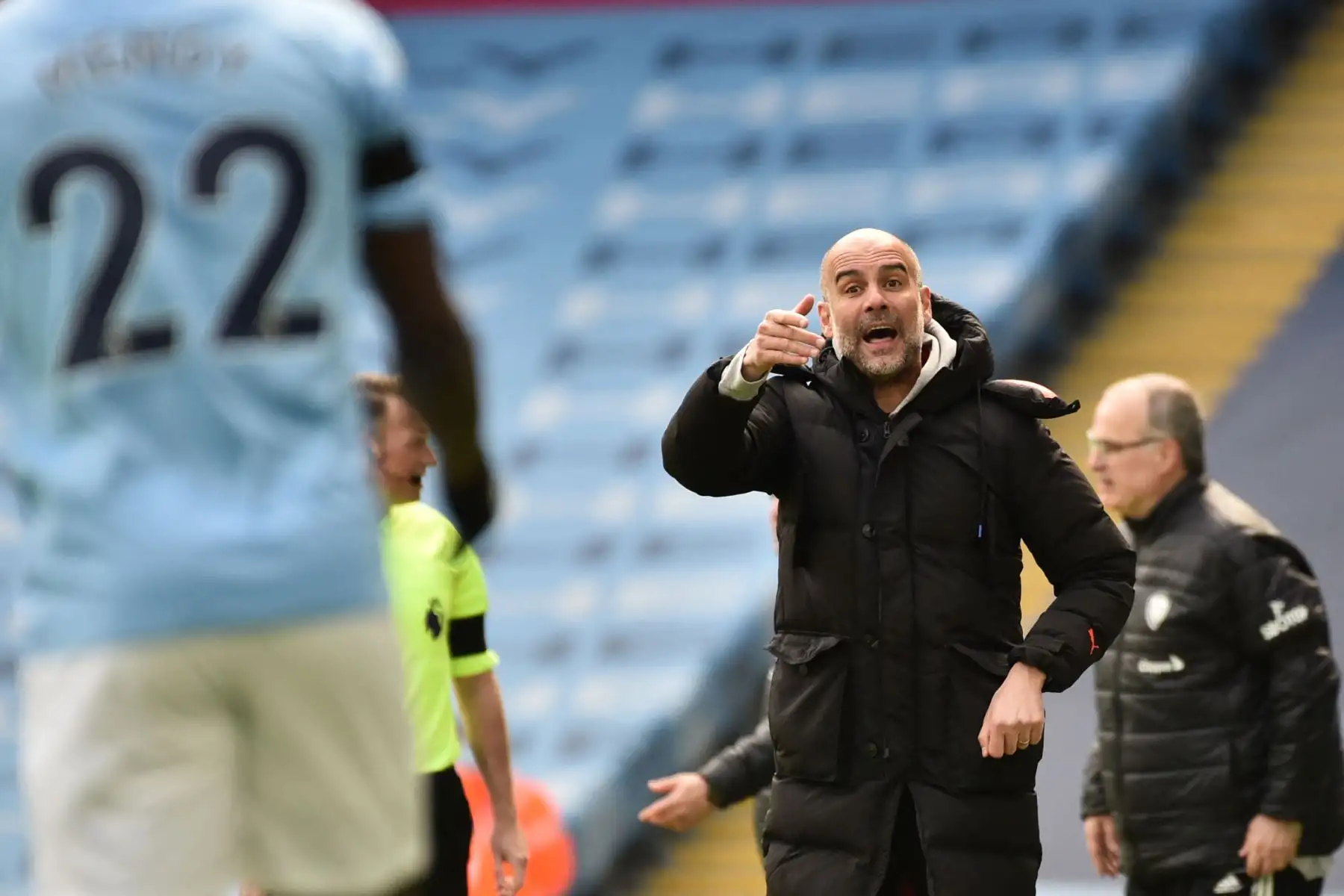 El técnico español del Manchester City, Pep Guardiola, reacciona durante el partido de fútbol de la Premier League inglesa entre el Manchester City y el Leeds United.
Foto: AFP