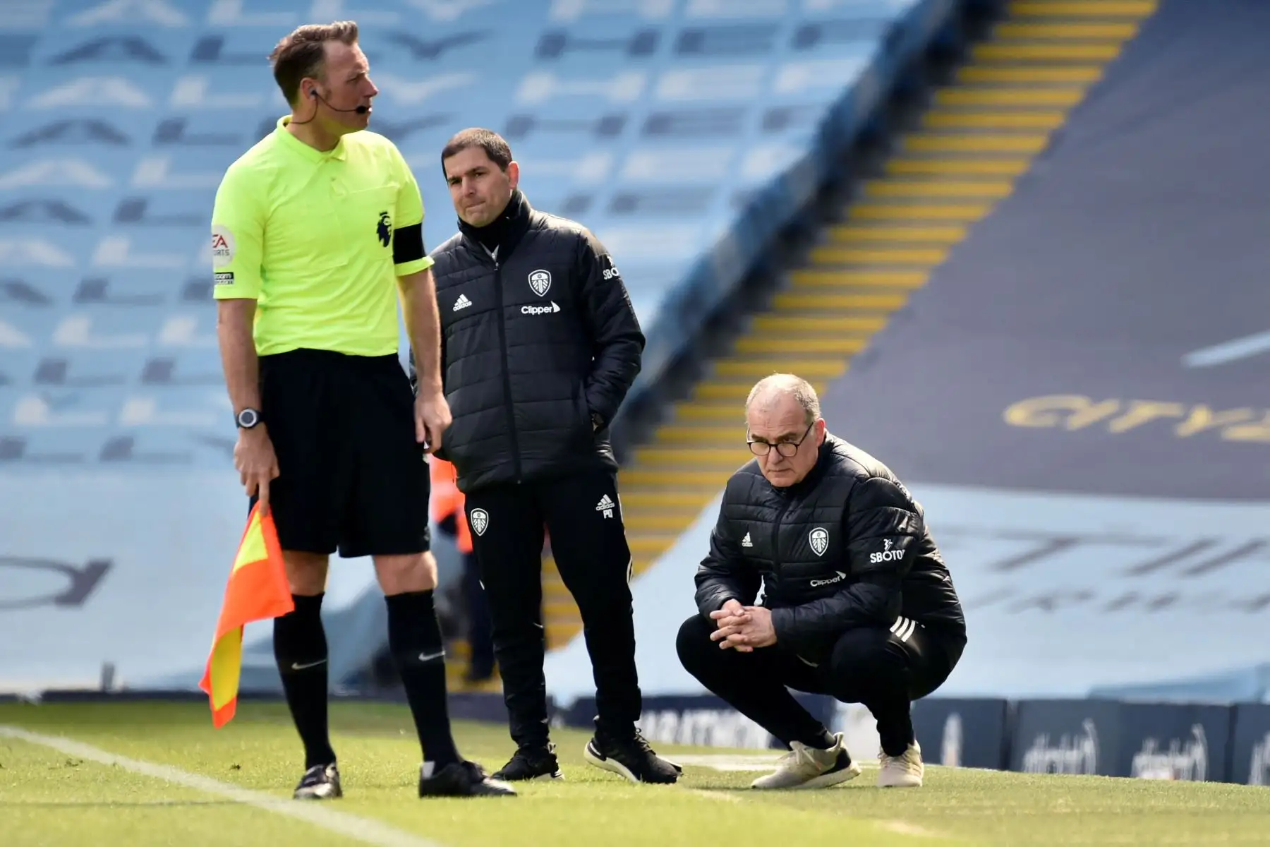 El entrenador argentino del Leeds United, Marcelo Bielsa, observa el partido de fútbol de la Premier League inglesa entre el Manchester City y el Leeds United.
Foto: AFP