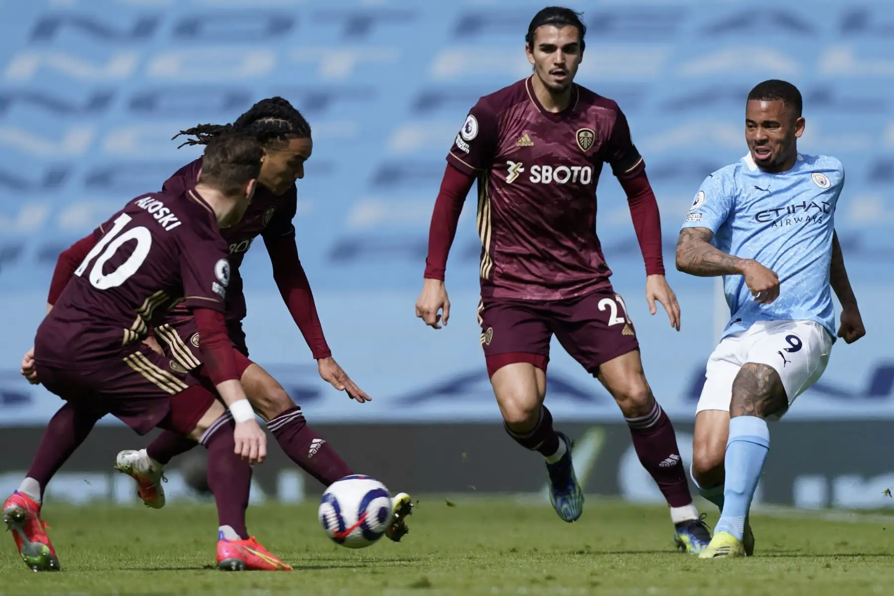 El delantero brasileño del Manchester City Gabriel Jesus  pasa el balón durante el partido de fútbol de la Premier League inglesa entre el Manchester City y el Leeds United.
Foto: AFP