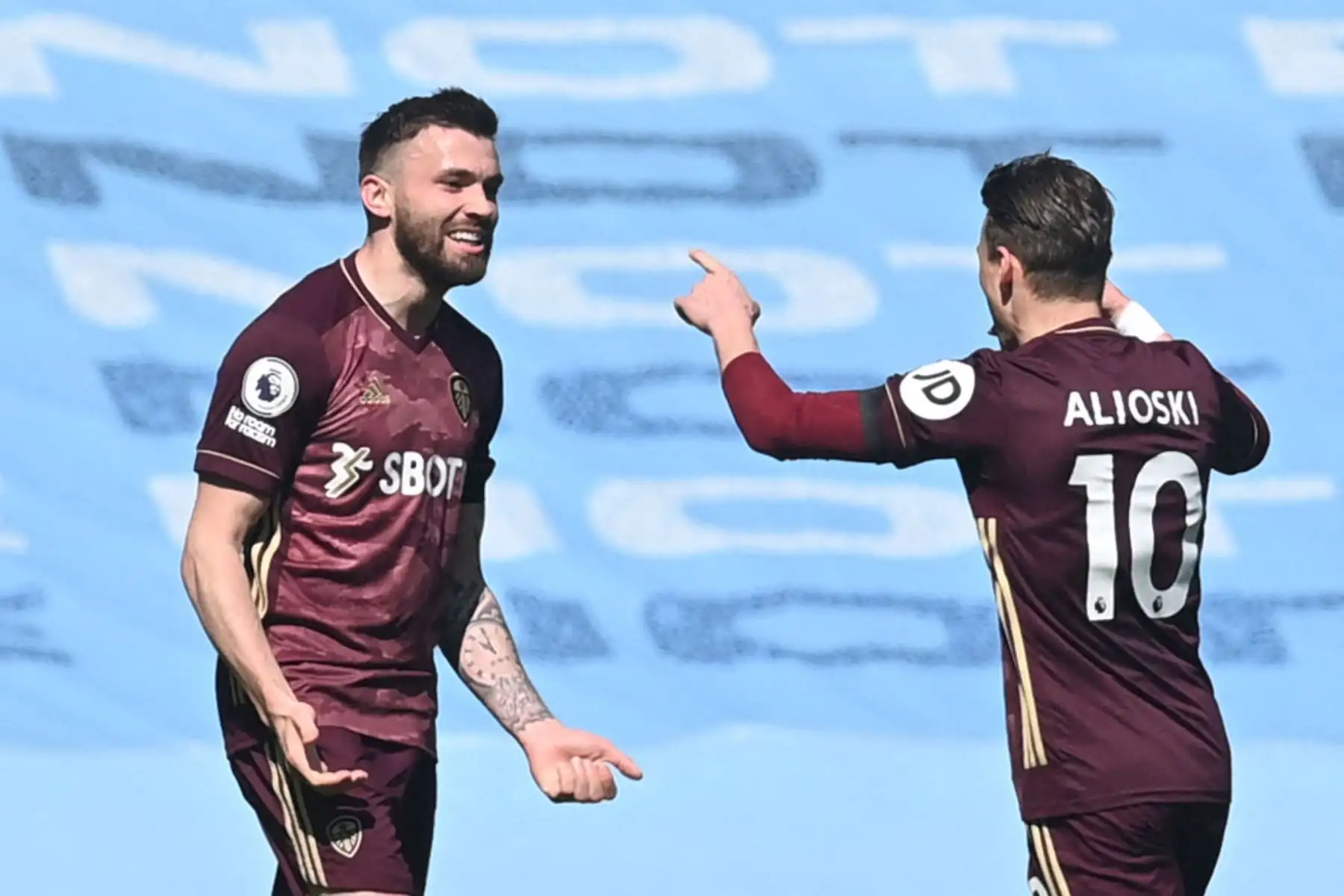 El centrocampista norirlandés del Leeds United, Stuart Dallas, celebra tras marcar un gol con el centrocampista macedonio del Leeds United, Ezgjan Alioski , durante el partido de fútbol de la Premier League inglesa entre el Manchester City y el Leeds United.
Foto: AFP