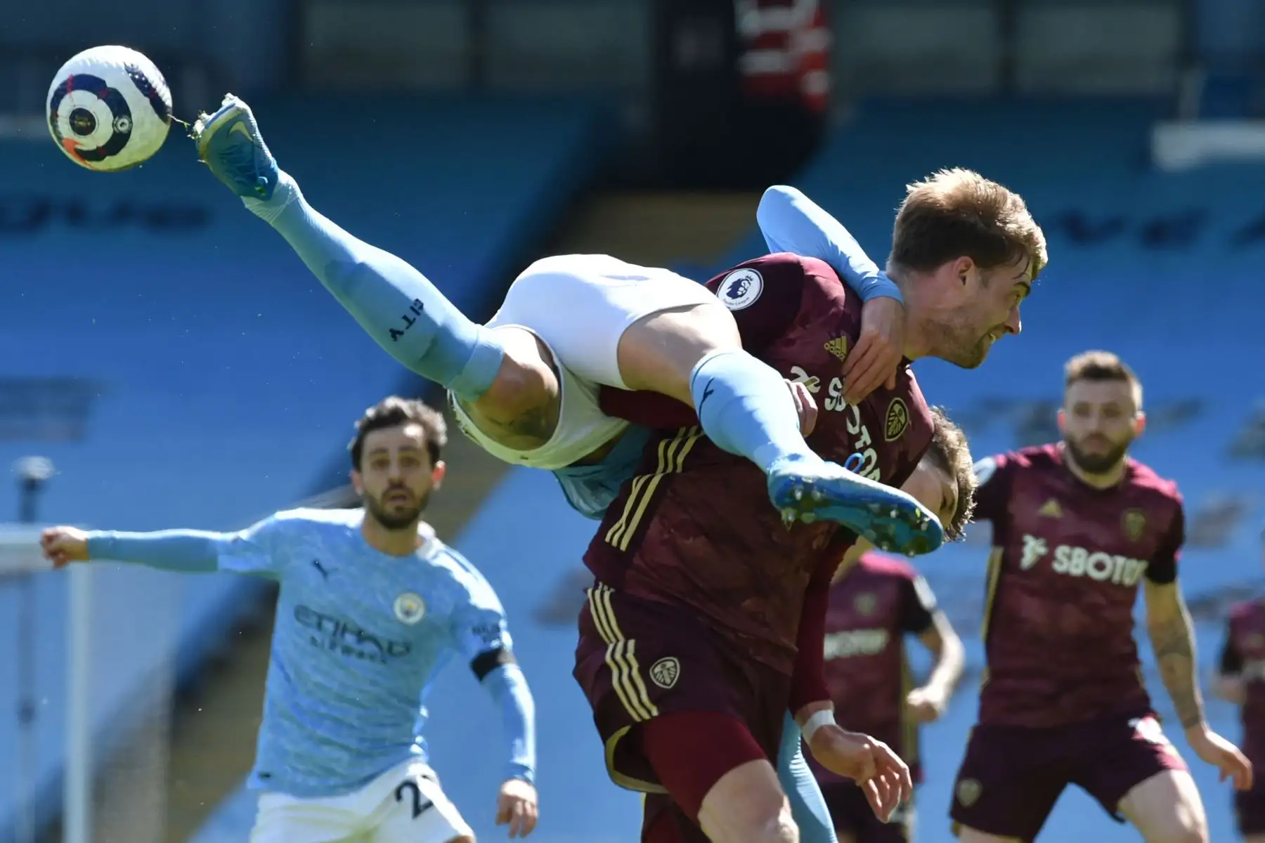 El defensor inglés del Manchester City John Stones desafía al delantero inglés del Leeds United Patrick Bamford durante el partido de fútbol de la Premier League inglesa entre el Manchester City y el Leeds United.
Foto: AFP