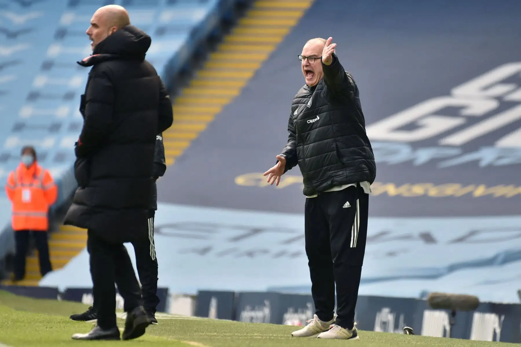 El entrenador argentino del Leeds United, Marcelo Bielsa (R), da instrucciones a sus jugadores durante el partido de fútbol de la Premier League inglesa entre el Manchester City y el Leeds United.
Foto: AFP