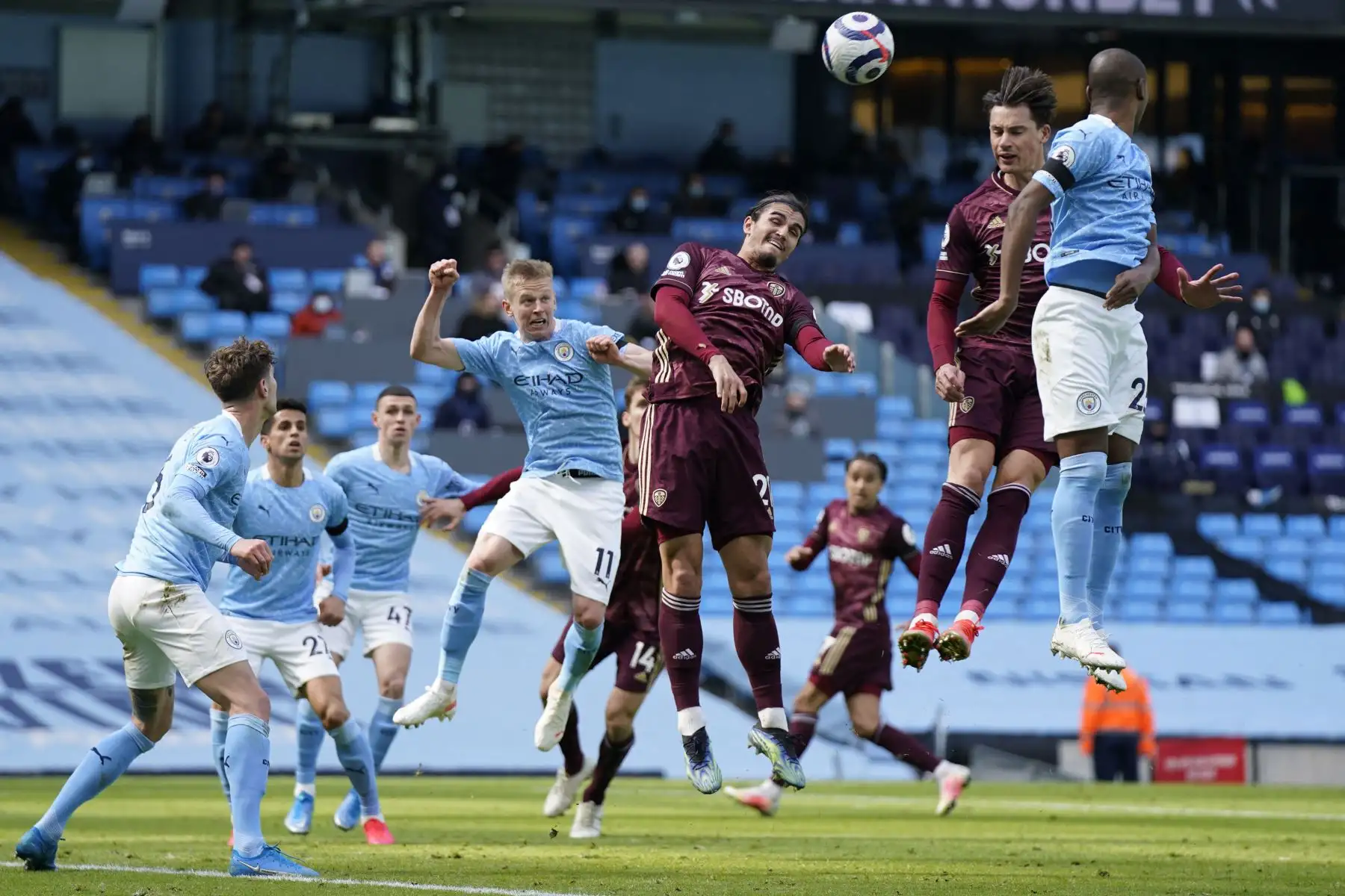 El centrocampista ucraniano del Manchester City Oleksandr Zinchenko lucha por el balón con el defensor holandés del Leeds United Pascal Struijk  durante el partido de fútbol de la Premier League inglesa entre el Manchester City y el Leeds United.
Foto: AFP