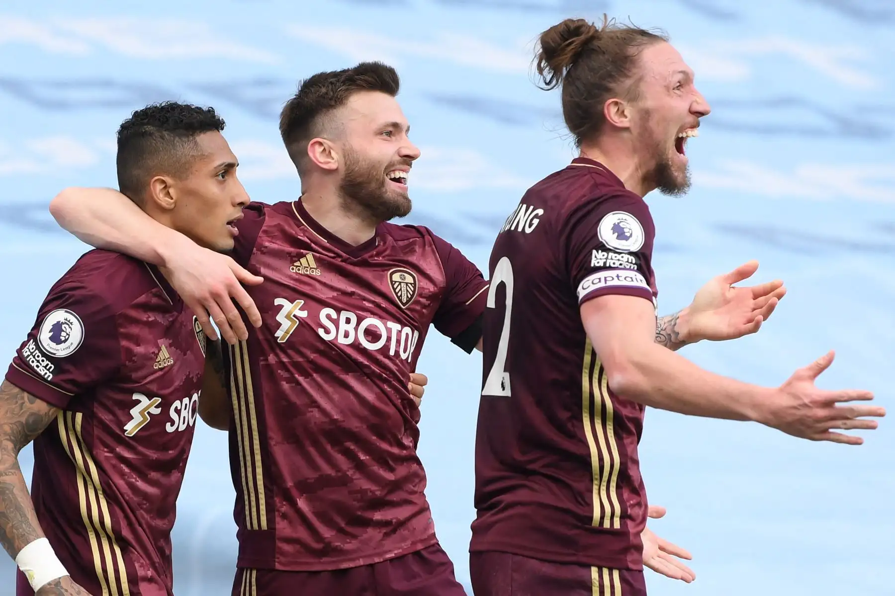 El centrocampista norirlandés del Leeds United, Stuart Dallas, celebra con sus compañeros de equipo tras marcar un gol durante el partido de fútbol de la Premier League inglesa entre el Manchester City y el Leeds United.
Foto: AFP