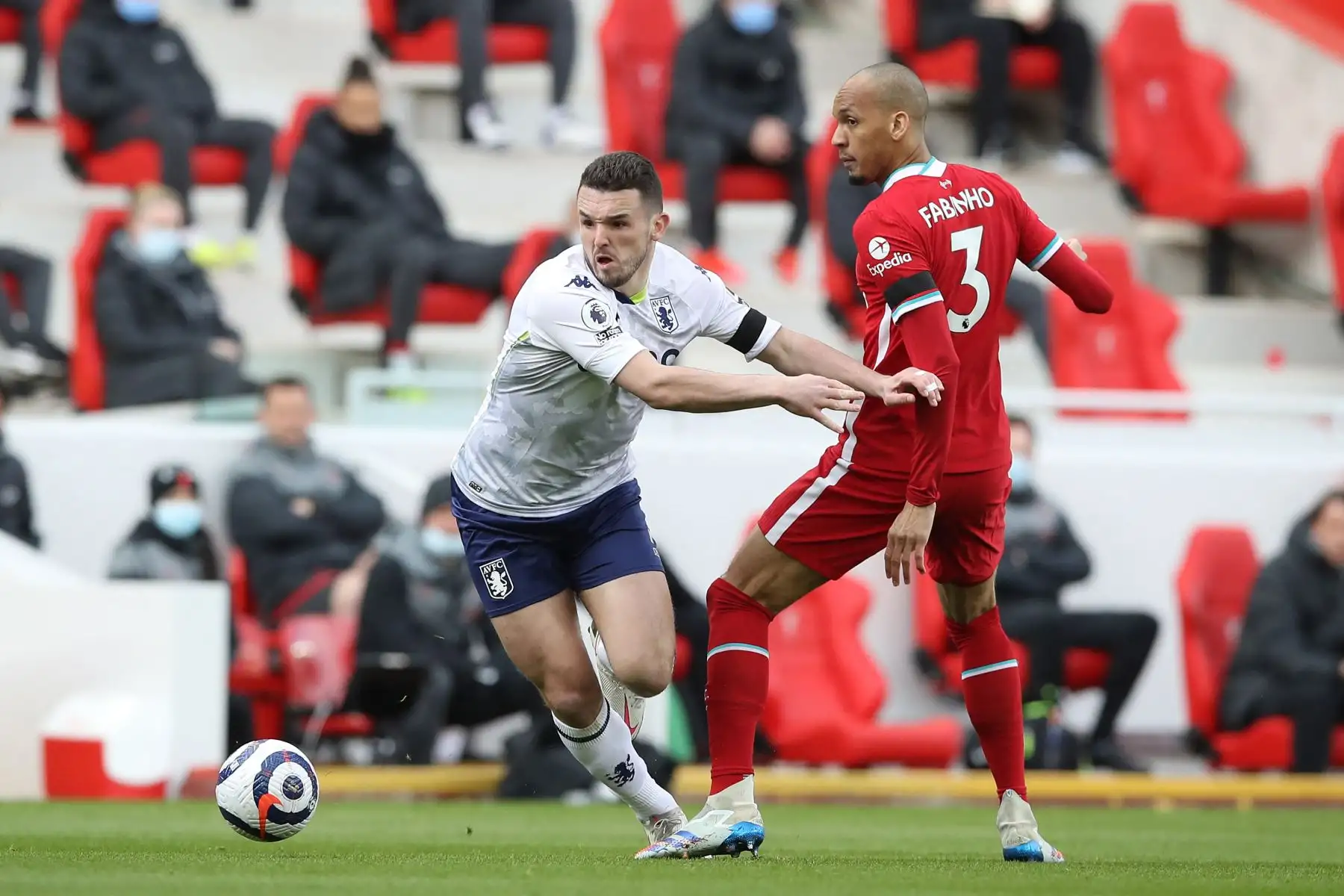 El centrocampista escocés del Aston Villa John McGinn  Compite con el mediocampista brasileño del Liverpool Fabinho durante el partido de fútbol de la Premier League inglesa entre el Liverpool y el Aston Villa.
Foto: AFP