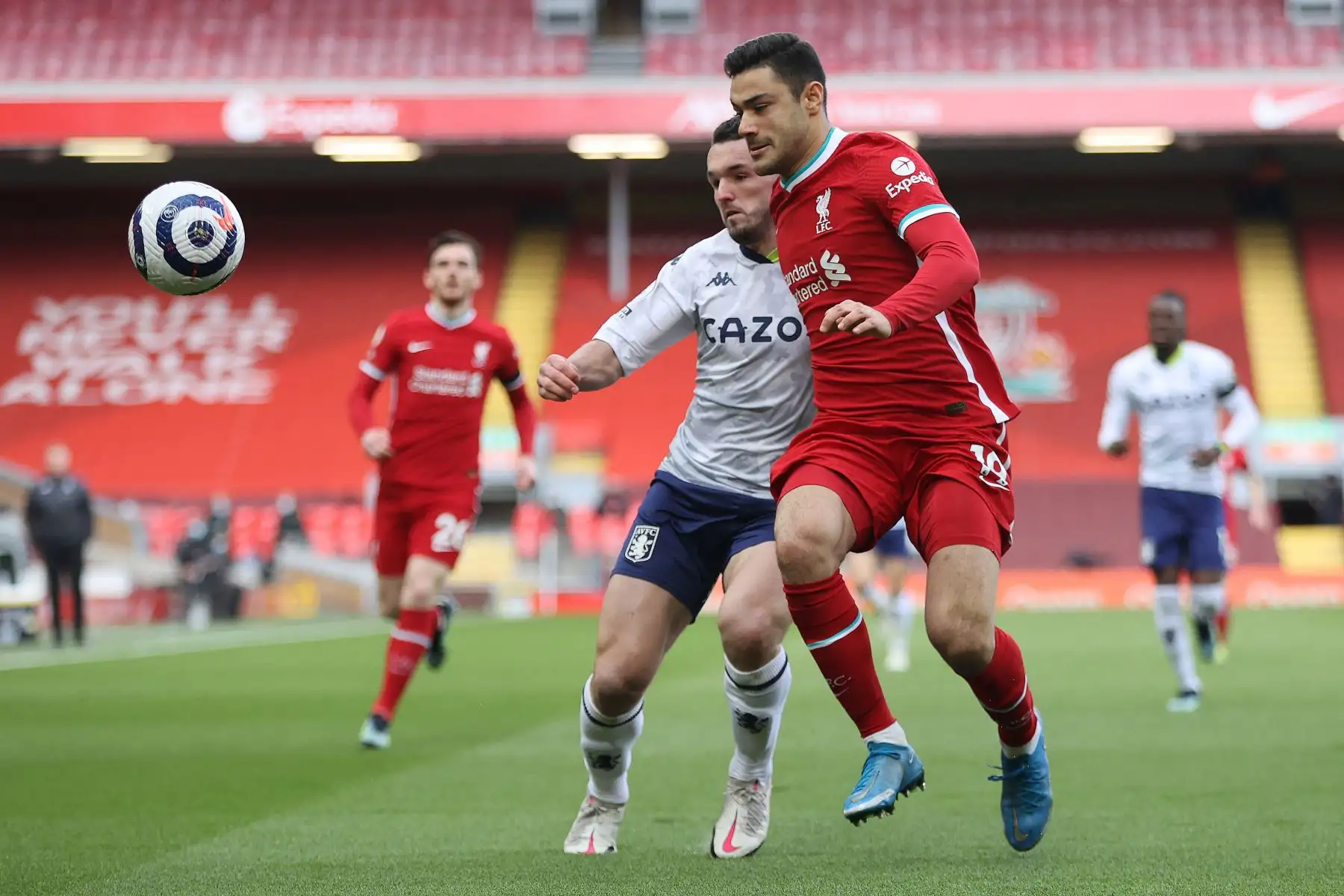 El mediocampista escocés del Aston Villa, John McGinn. Compite con el defensor turco del Liverpool, Ozan Kabak, durante el partido de fútbol de la Premier League inglesa entre el Liverpool y el Aston Villa.
Foto: AFP