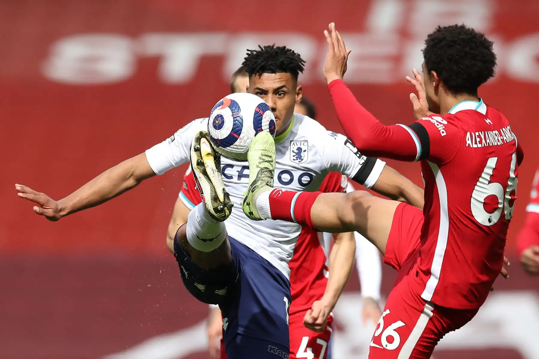 El delantero inglés de Aston Villa Ollie Watkins Compite con el defensor inglés del Liverpool Trent Alexander-Arnold durante el partido de fútbol de la Premier League inglesa entre Liverpool y Aston Villa.
Foto: AFP