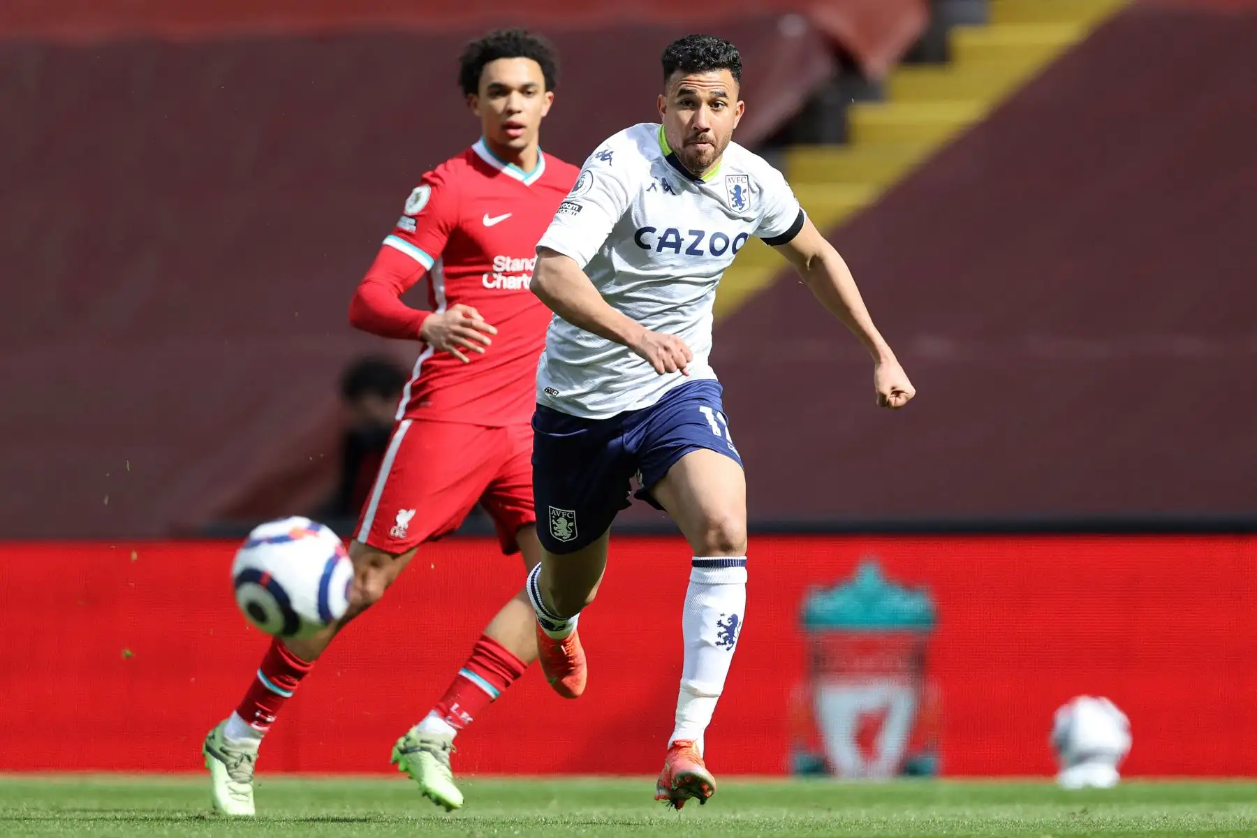 El defensor inglés del Liverpool Trent Alexander-Arnold compite con el mediocampista egipcio del Aston Villa Trezeguet durante el partido de fútbol de la Premier League inglesa entre Liverpool y Aston Villa.
Foto: AFP