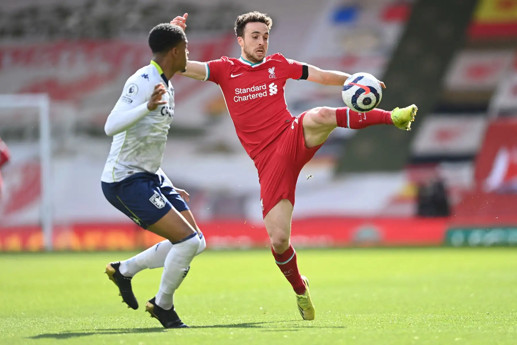 El defensor inglés de Aston Villa Ezri Konsa compite con el mediocampista español de Aston Villa Jota durante el partido de fútbol de la Premier League inglesa entre Liverpool y Aston Villa.
Foto: AFP