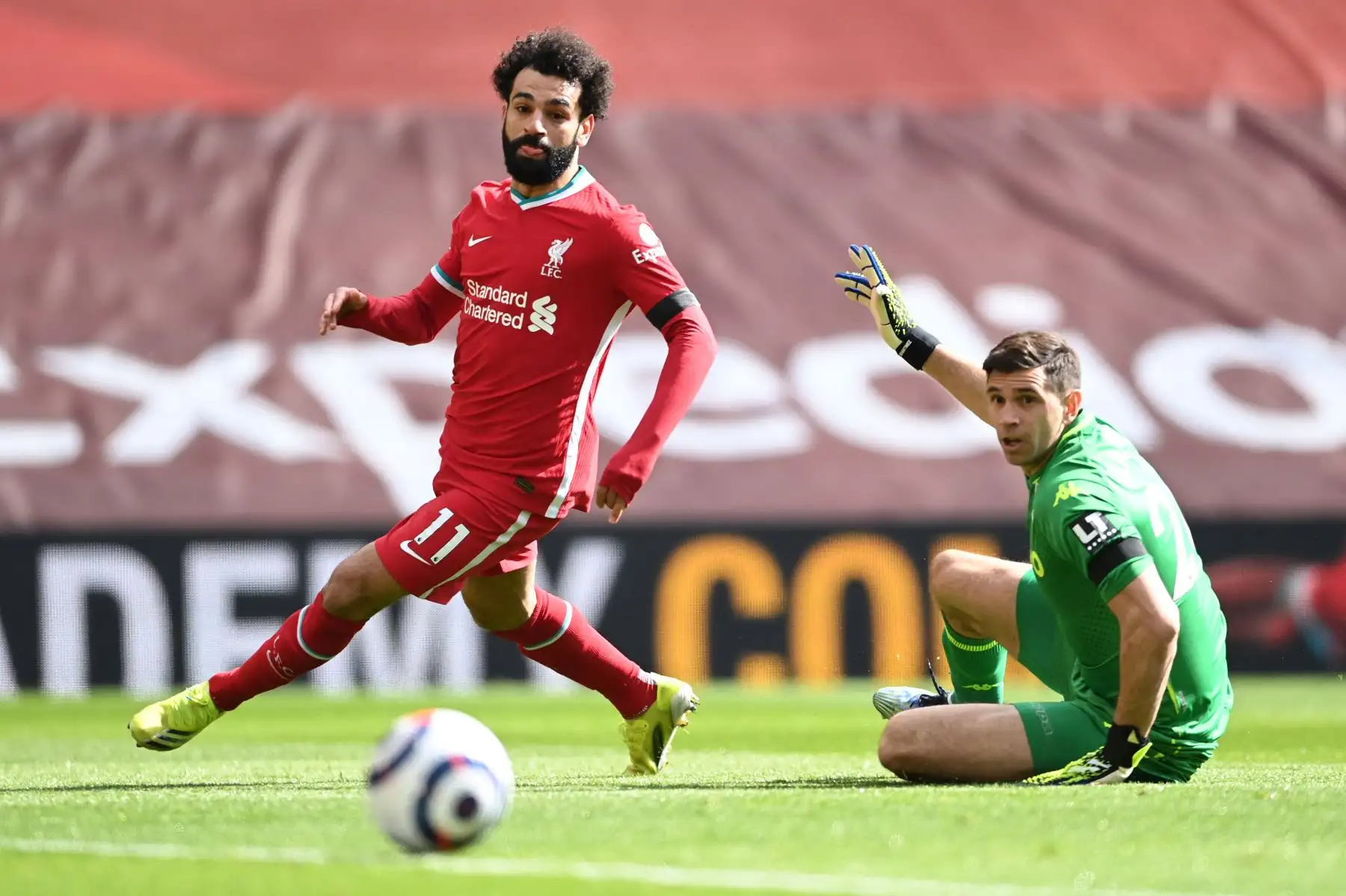 El mediocampista egipcio del Liverpool Mohamed Salah pierde una oportunidad de gol más allá del portero argentino de Aston Villa, Emiliano Martinez  durante el partido de fútbol de la Premier League inglesa entre Liverpool y Aston Villa.
Foto: AFP