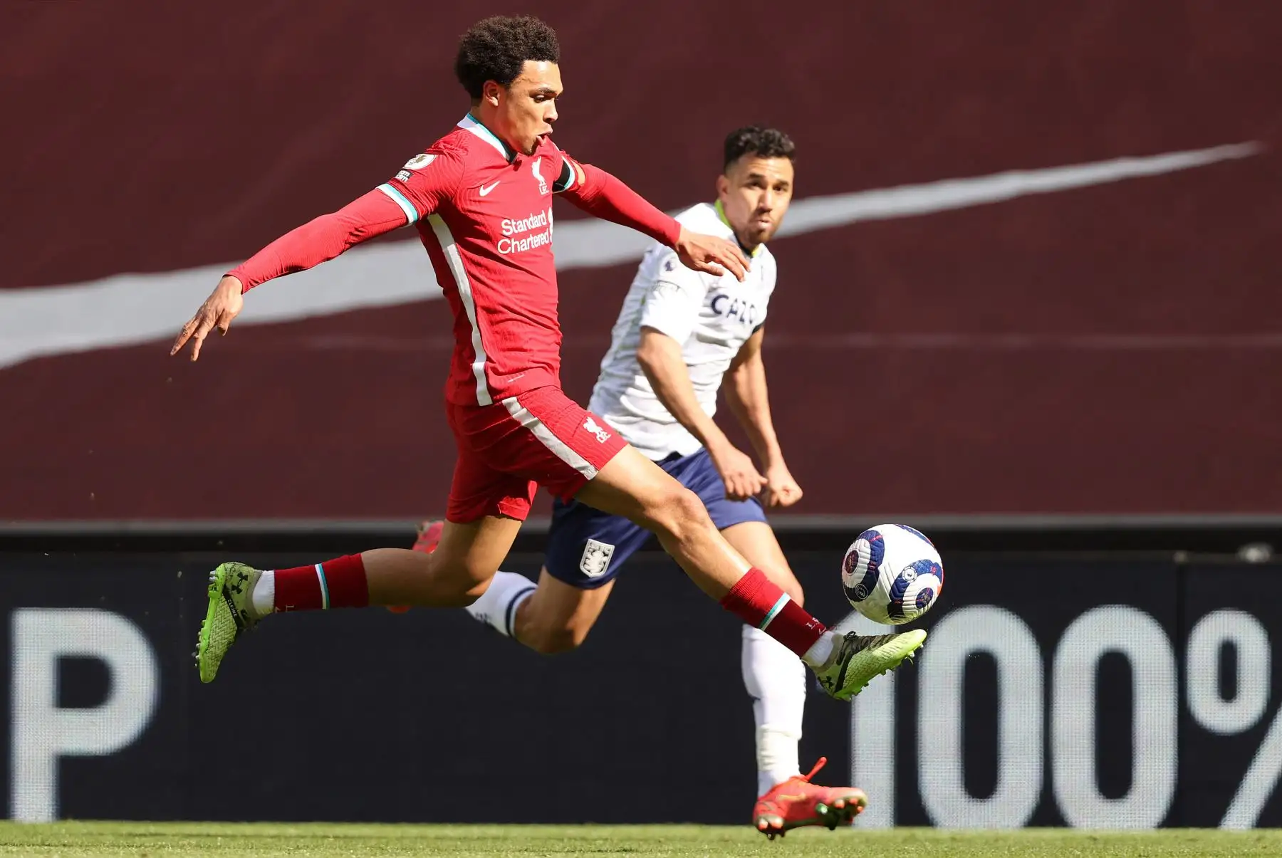 El defensor inglés del Liverpool Trent Alexander-Arnold compite con el mediocampista egipcio del Aston Villa Trezeguet durante el partido de fútbol de la Premier League inglesa entre Liverpool y Aston Villa.
Foto:AFP