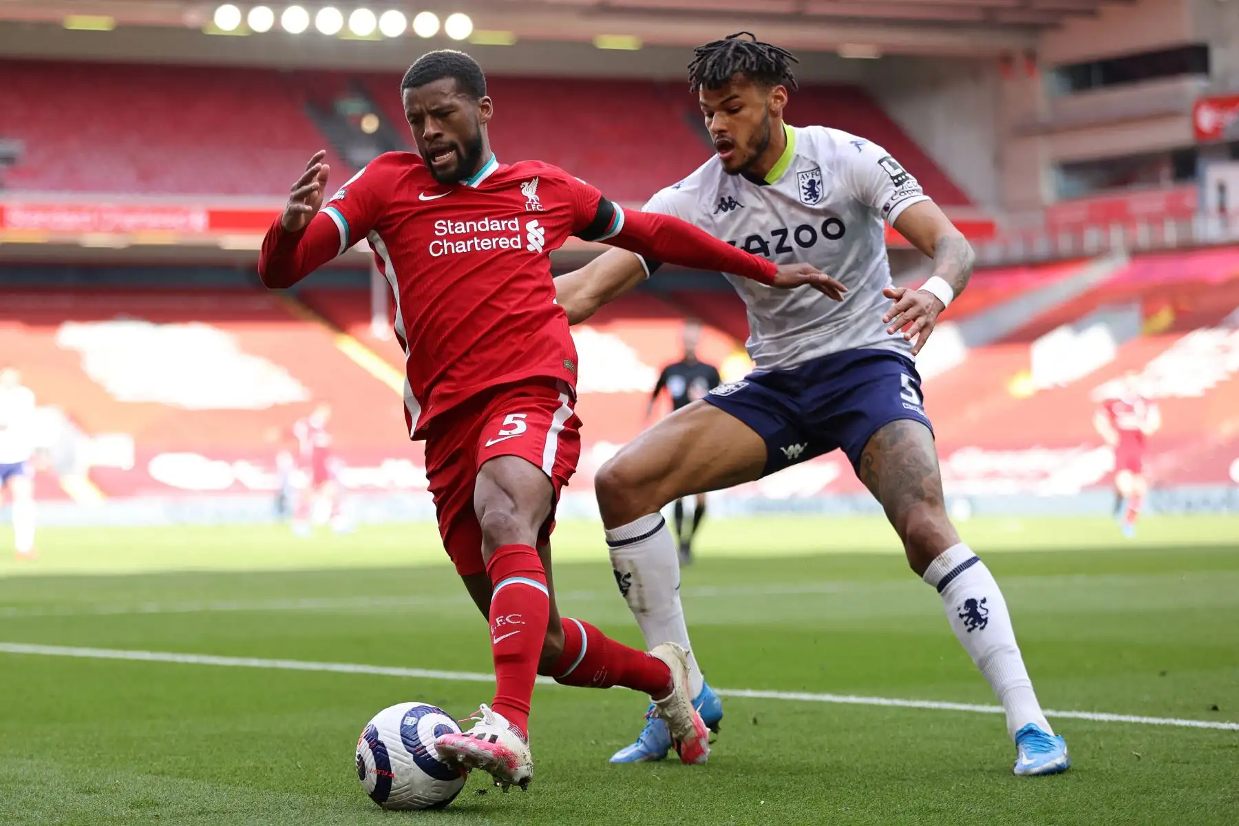 El defensa inglés del Aston Villa, Tyrone Mings compite con el centrocampista holandés del Liverpool, Georginio Wijnaldum, durante el partido de fútbol de la Premier League inglesa entre el Liverpool y el Aston Villa.
Foto: AFP