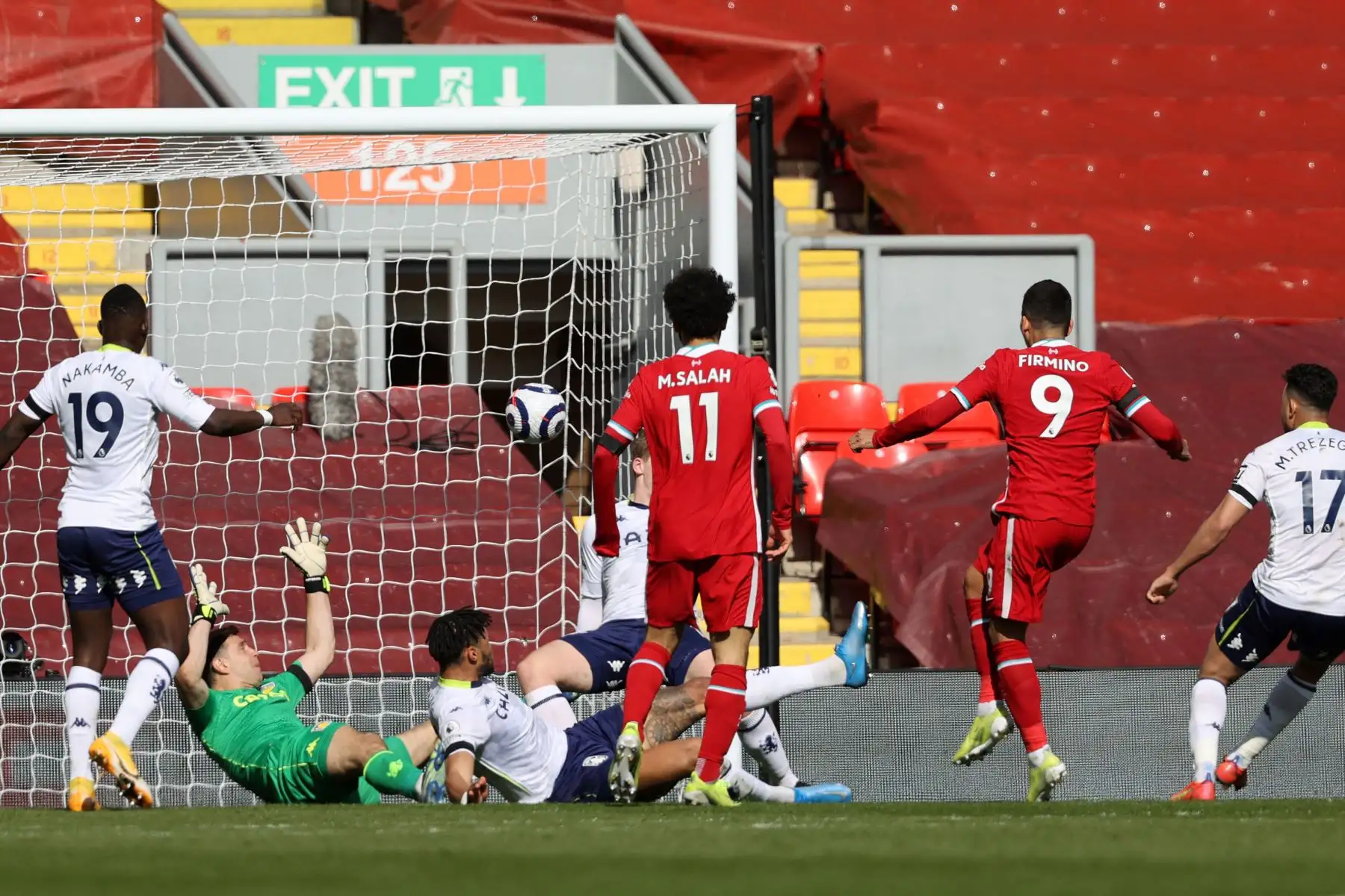 El centrocampista brasileño del Liverpool Roberto Firmino  anota, pero tras un VAR el gol es anulado debido a un fuera de juego anterior, durante el partido de fútbol de la Premier League inglesa entre Liverpool y Aston Villa.
Foto: AFP