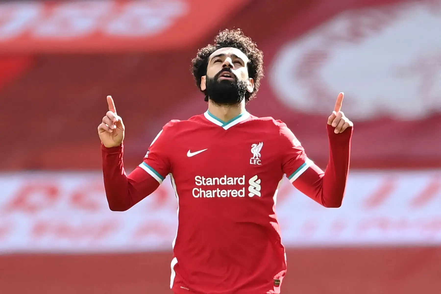 El centrocampista egipcio del Liverpool, Mohamed Salah, celebra tras anotar el primer gol de su equipo durante el partido de fútbol de la Premier League inglesa entre Liverpool y Aston Villa. Foto: AFP