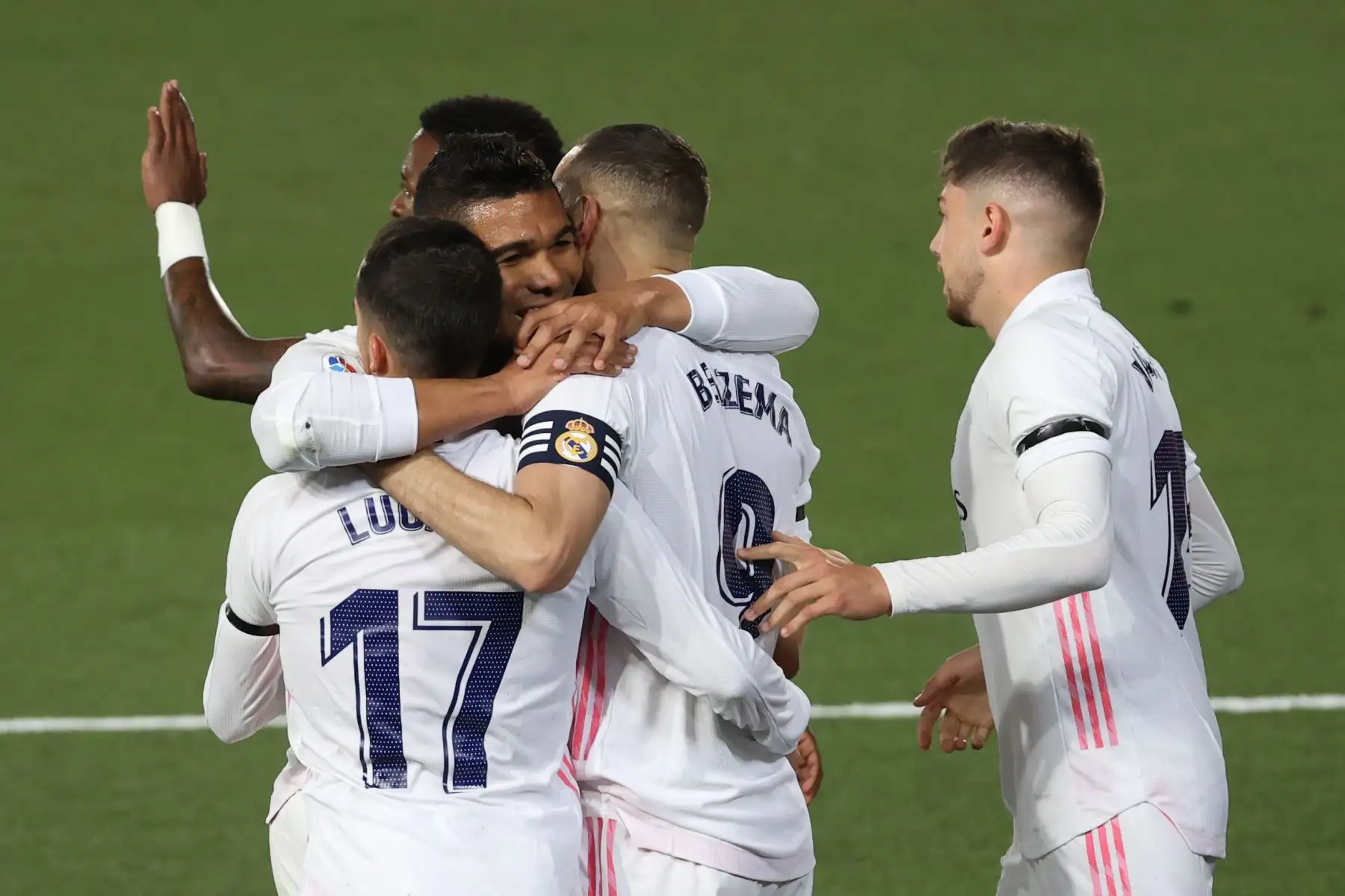 Los jugadores del Real Madrid celebran el primer gol del equipo madridista durante el encuentro correspondiente a la jornada 30 de primera división que disputan  frente al FC Barcelona.
Foto: EFE