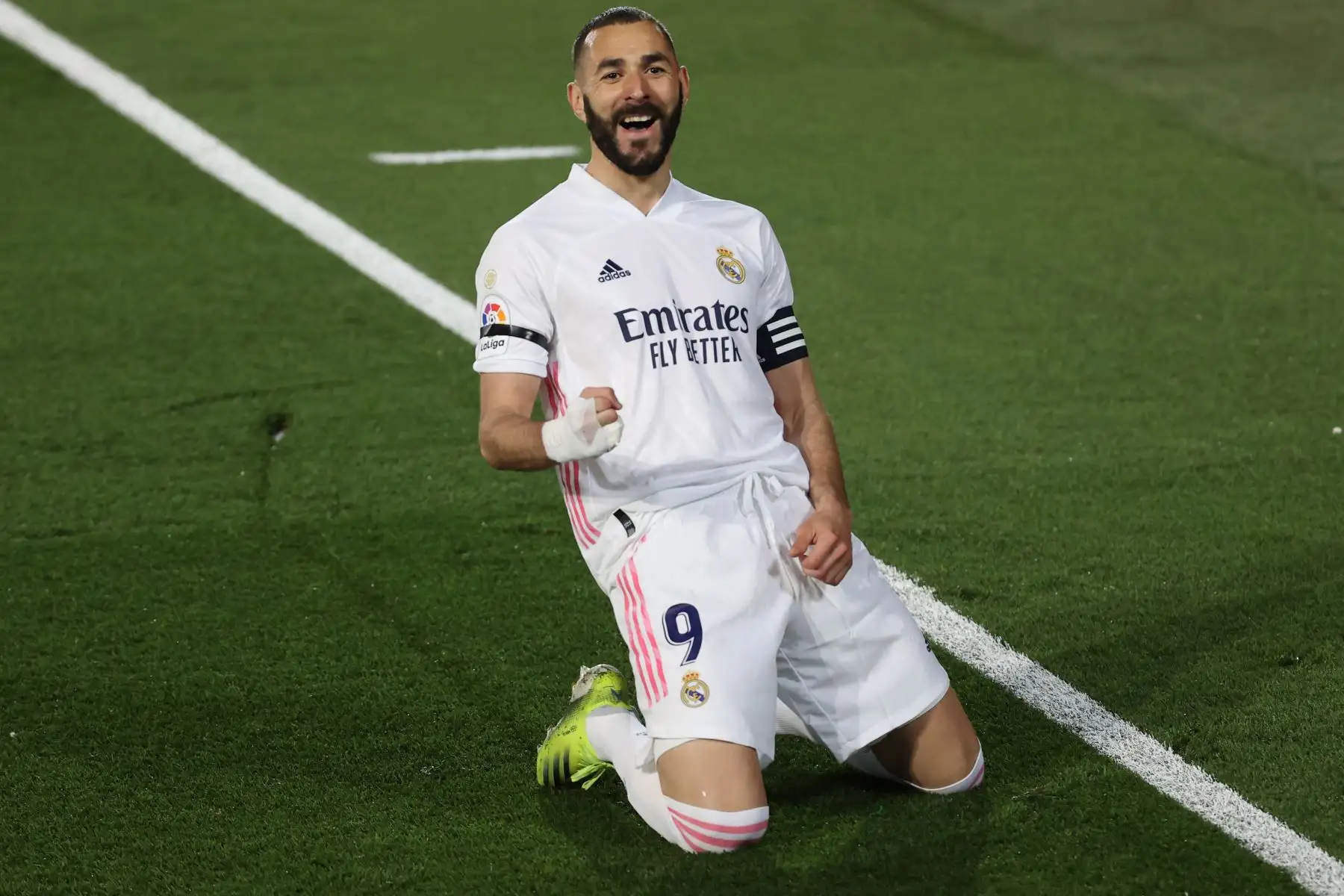 El delantero francés del Real Madrid, Karim Benzema, celebra el primer gol del equipo madridista durante el encuentro correspondiente a la jornada 30 de primera división que disputa frente al FC Barcelona.
Foto: EFE