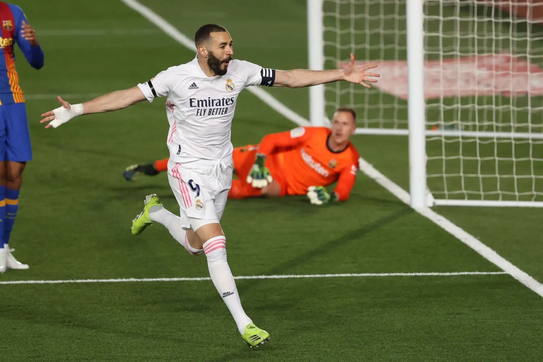 El delantero del Real Madrid Karim Benzema celebra su gol, primero del equipo ante el FC Barcelona, durante el partido de la jornada 30 de Liga en Primera División que Real Madrid y FC Barcelona disputan.
Foto: EFE