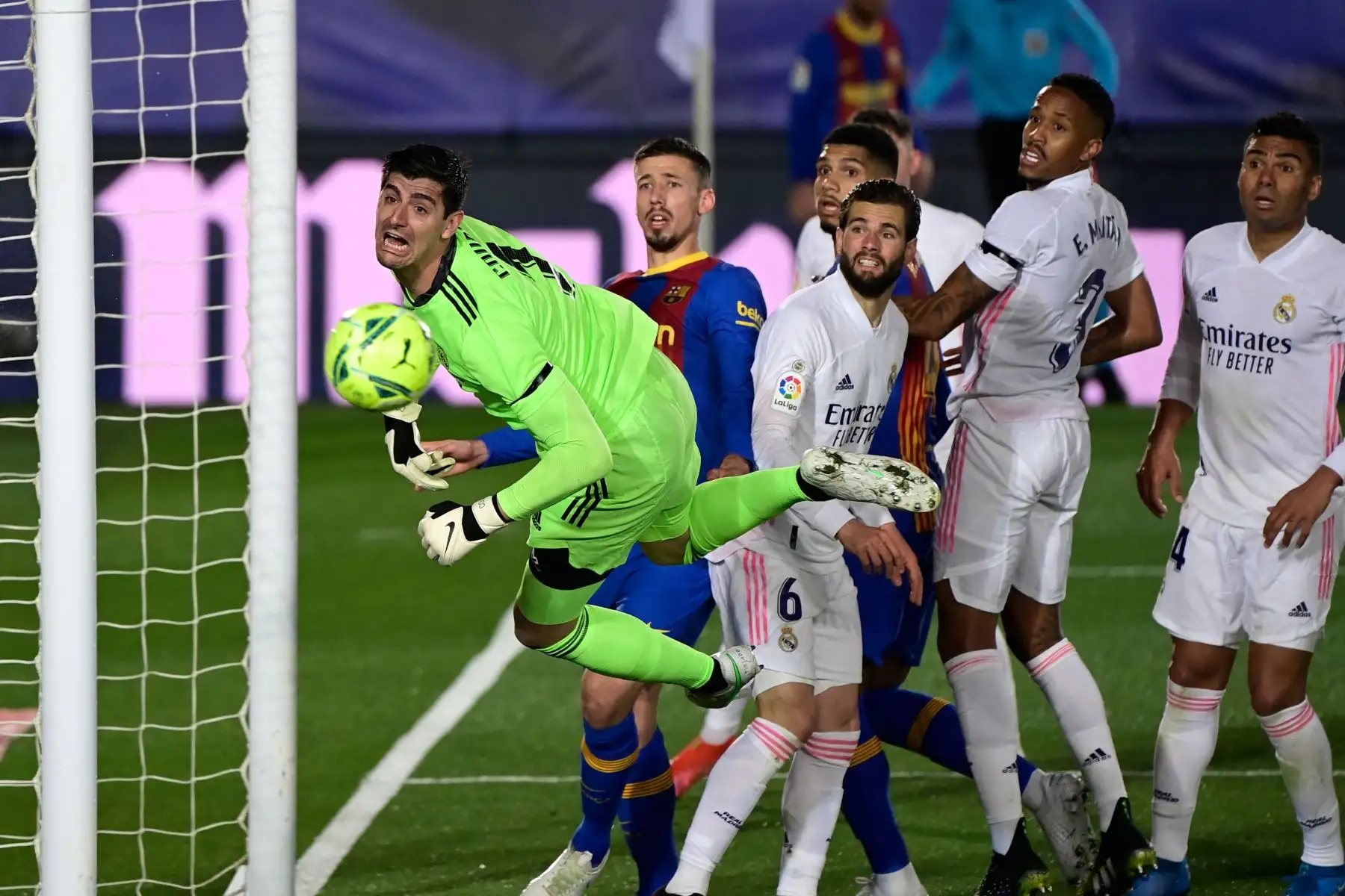 El portero belga del Real Madrid Thibaut Courtois mira el balón durante el partido de fútbol de la Liga española "El Clásico" entre el Real Madrid CF y el FC Barcelona.
Foto: AFP