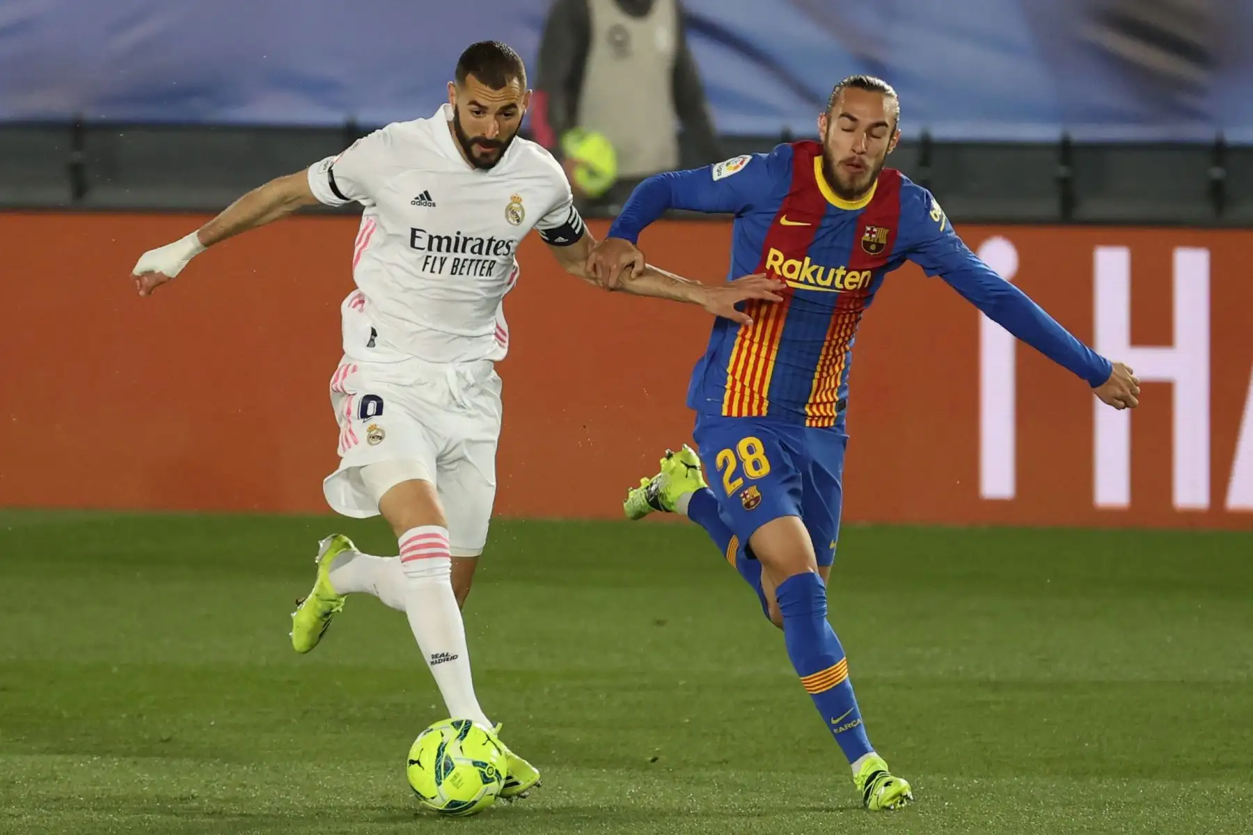 El delantero francés del Real Madrid, Karim Benzema , conduce el balón ante el defensa del FC Barcelona, Óscar Mingueza, durante el encuentro correspondiente a la jornada 30 de primera división.
Foto: EFE