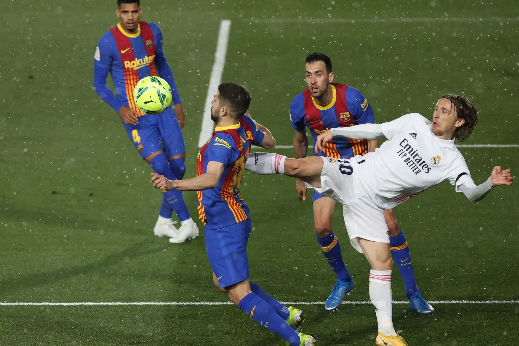 El defensa del FC Barcelona, Jordi Alba , intenta llevarse el balón ante el centrocampista croata del Real Madrid, Luka Modric, durante el encuentro correspondiente a la jornada 30 de primera división.
Foto: EFE