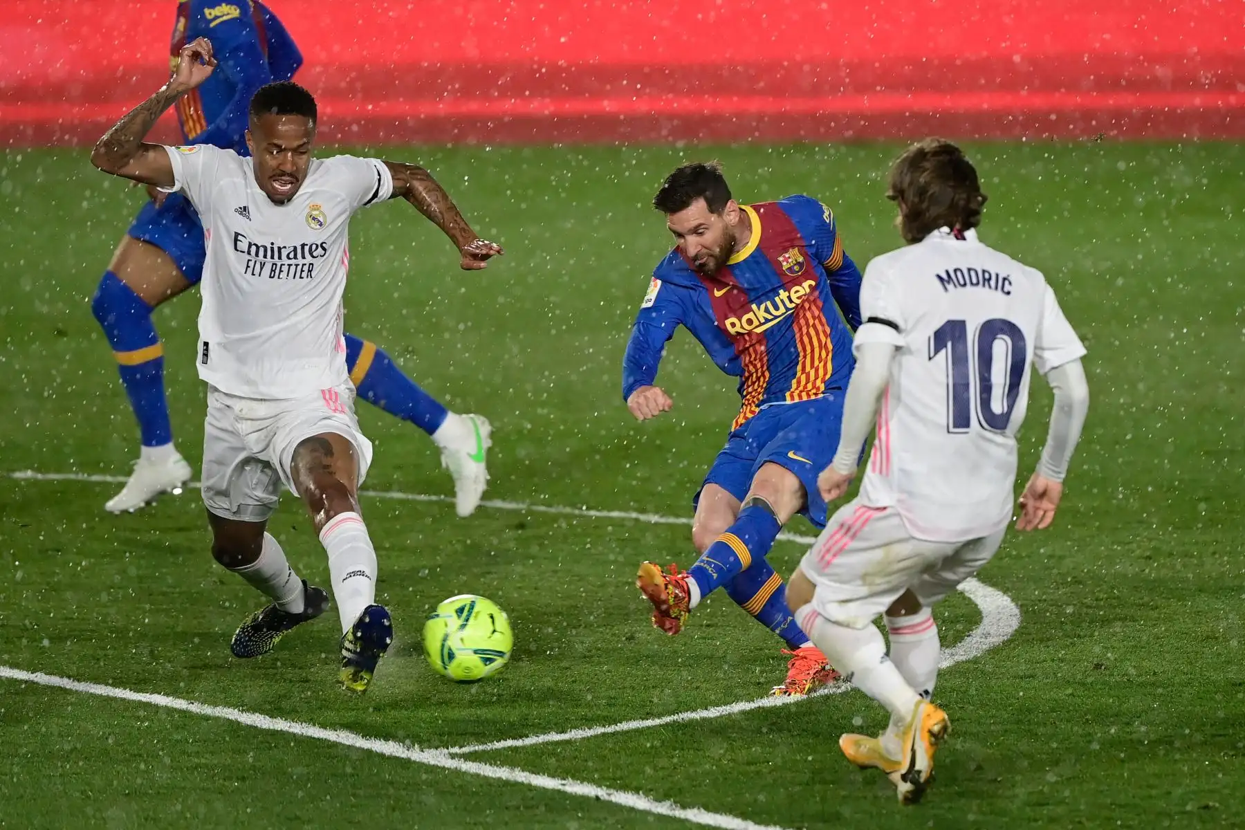 El defensor brasileño del Real Madrid Eder Militao y el centrocampista croata del Real Madrid Luka Modric desafían al delantero argentino del Barcelona Lionel Messi durante el "Clásico" del partido de fútbol de la Liga española entre el Real Madrid CF y el FC Barcelona.
Foto:AFP