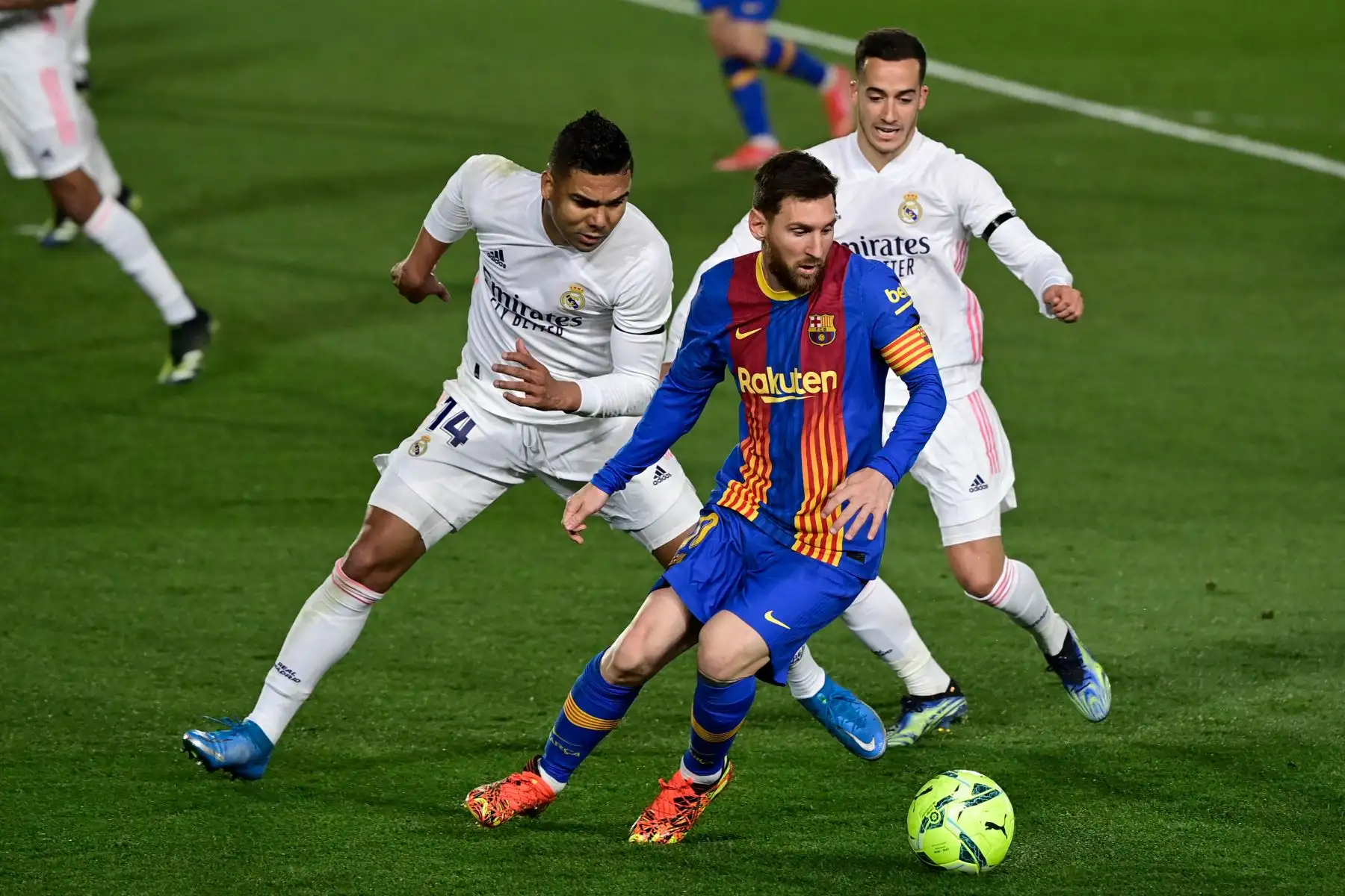 El centrocampista brasileño del Real Madrid Casemiro y el delantero español del Real Madrid Lucas Vázquez desafían al delantero argentino del Barcelona Lionel Messi durante el "Clásico" de la Liga española de fútbol entre el Real Madrid CF y el FC Barcelona.
Foto: AFP