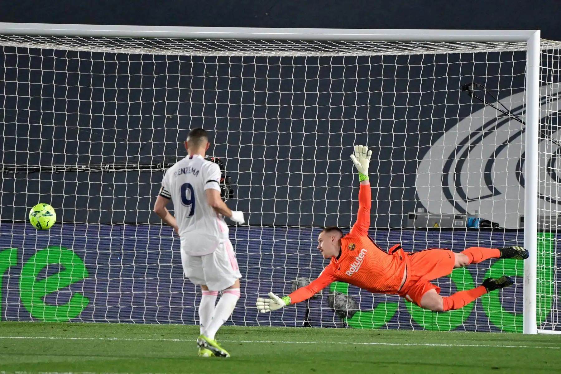 El portero alemán del Barcelona Marc-Andre ter Stegen se zambulle por el balón frente al delantero francés del Real Madrid Karim Benzema durante el "Clásico" del partido de fútbol de la Liga española entre el Real Madrid CF y el FC Barcelona.
Foto:AFP