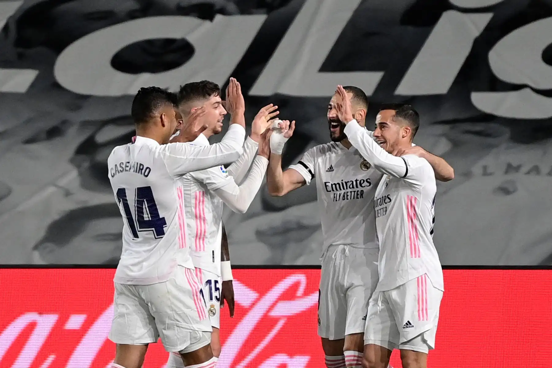 El delantero francés del Real Madrid Karim Benzema celebra con sus compañeros tras anotar durante el partido de fútbol de la Liga española "El Clásico" entre el Real Madrid CF y el FC Barcelona.
Foto: AFP