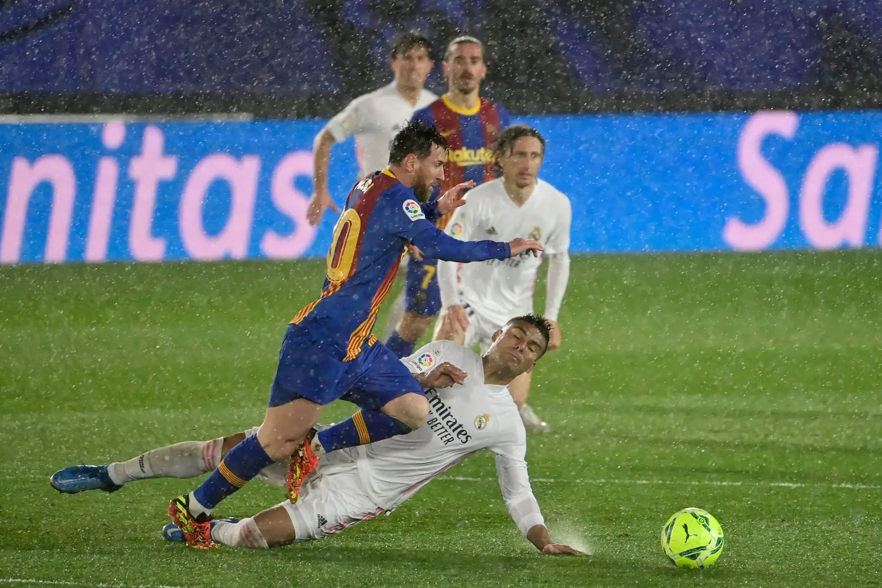 El centrocampista brasileño del Real Madrid Casemiro (L) desafía al delantero argentino del Barcelona Lionel Messi durante el partido de fútbol de la Liga española "El Clásico" entre el Real Madrid CF y el FC Barcelona en el estadio Alfredo di Stefano de Valdebebas, en las afueras de Madrid. Foto: AFP