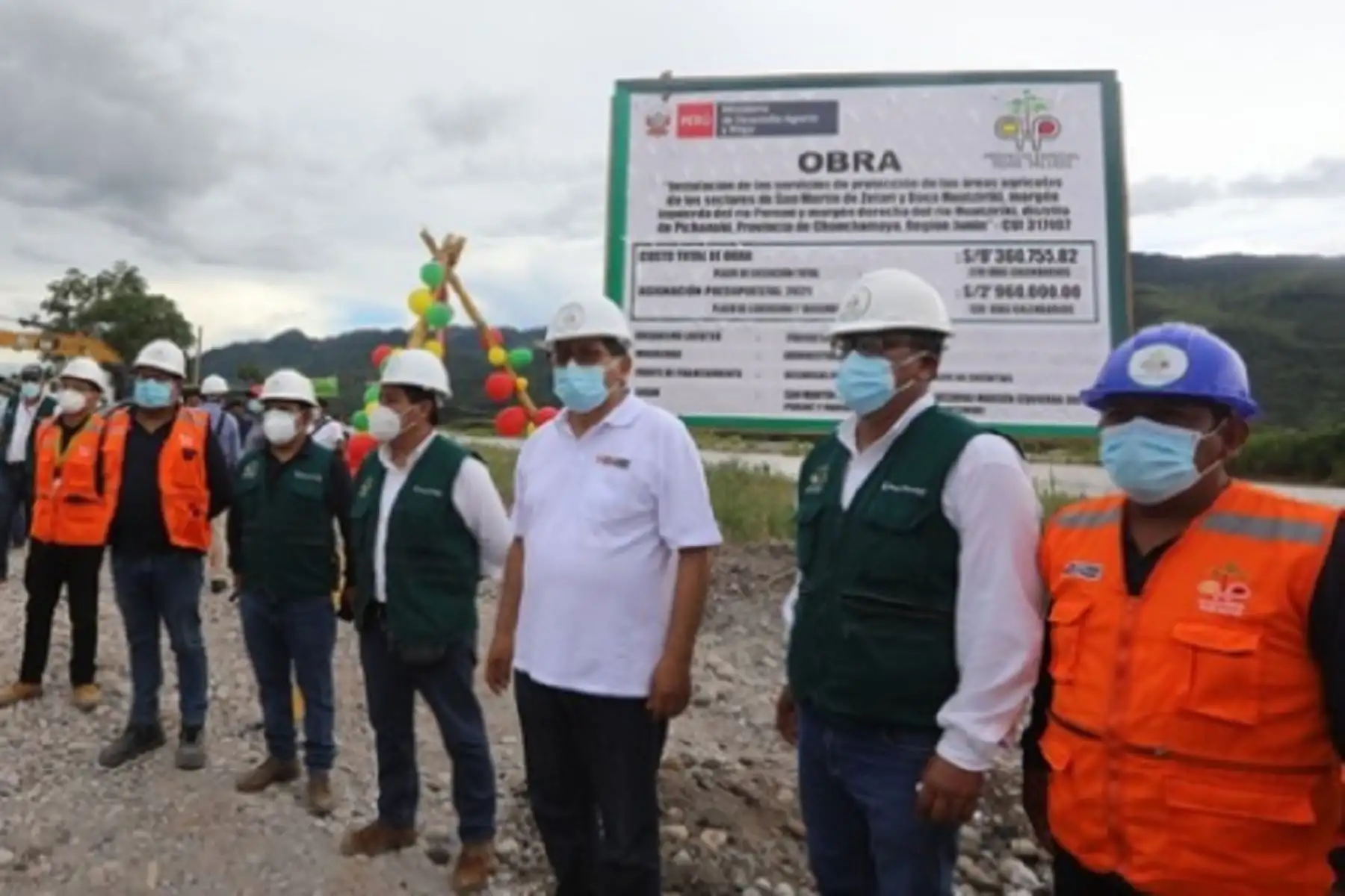 Para proteger los cultivos de pequeños productores de la Agricultura Familiar frente a la crecida de los ríos, el ministro de Desarrollo Agrario y Riego, Federico Tenorio, inauguró hoy obras de protección y defensa ribereña. Foto: Midagri