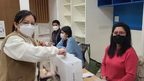 Peruanos residentes en Seúl, Corea del Sur, votan en las elecciones del 2021.
