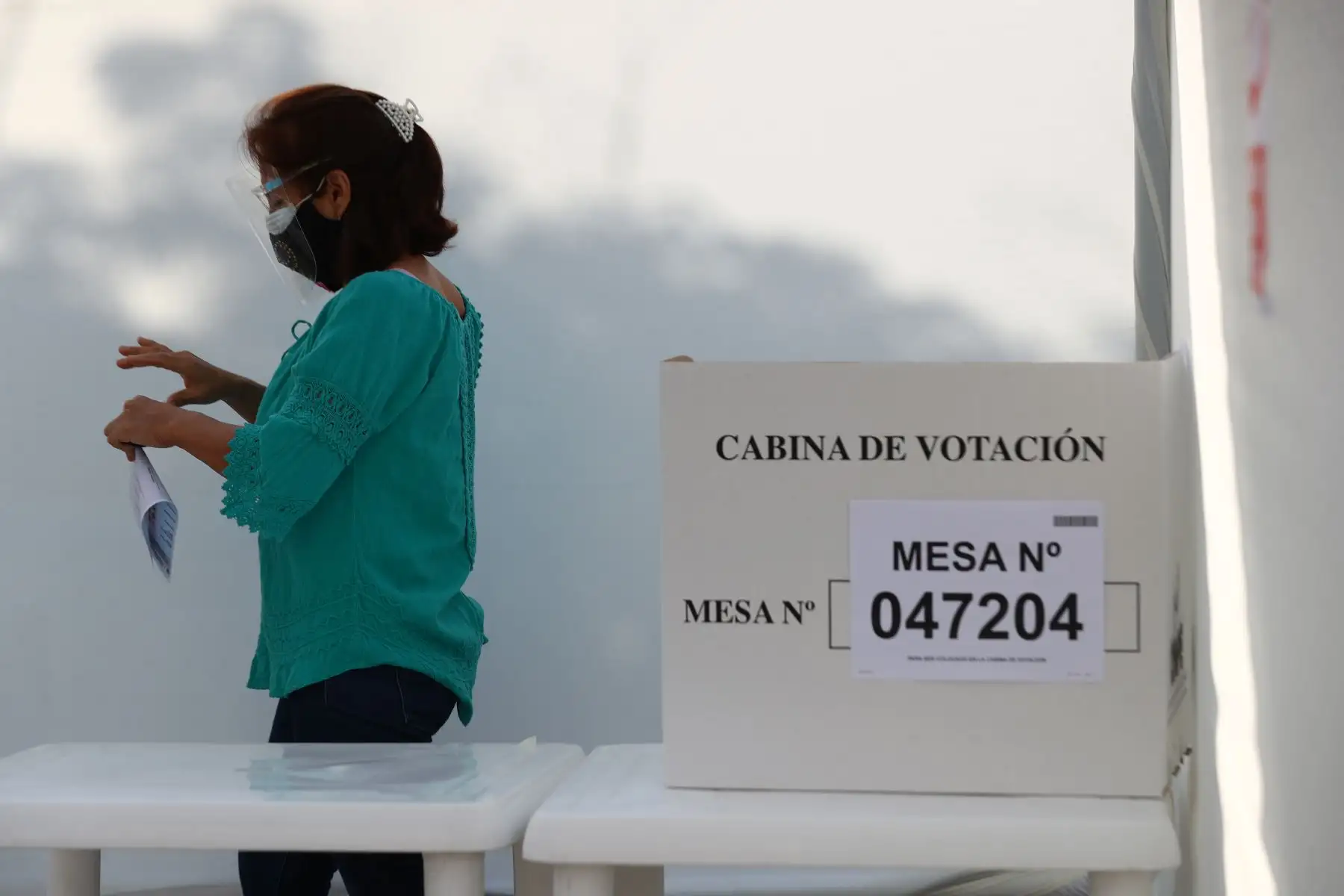 LIMA (PERÚ), 11/04/2021.- Veinticinco millones 287 mil 954 peruanos, en el país y en el extranjero, participan hoy en los comicios generales para elegir al Presidente de la República, dos vicepresidentes, 130 congresistas y cinco parlamentarios andinos. 
Foto: ANDINA/Melina Mejía