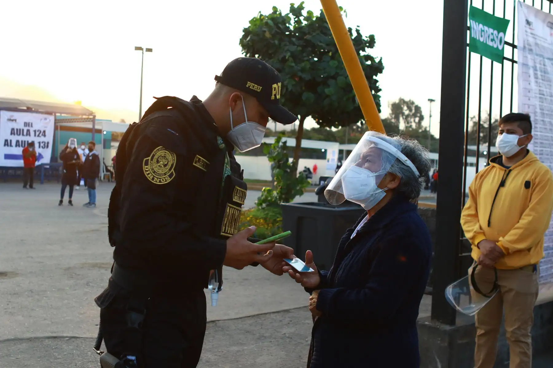 LIMA (PERÚ), 11/04/2021.- Más de 150,000 efectivos policiales y de las Fuerzas Armadas se encuentran desplazados a lo largo del territorio nacional para brindar seguridad en las elecciones generales, celebradas hoy en el país. 
Foto: ANDINA/ Jhonel Rodríguez