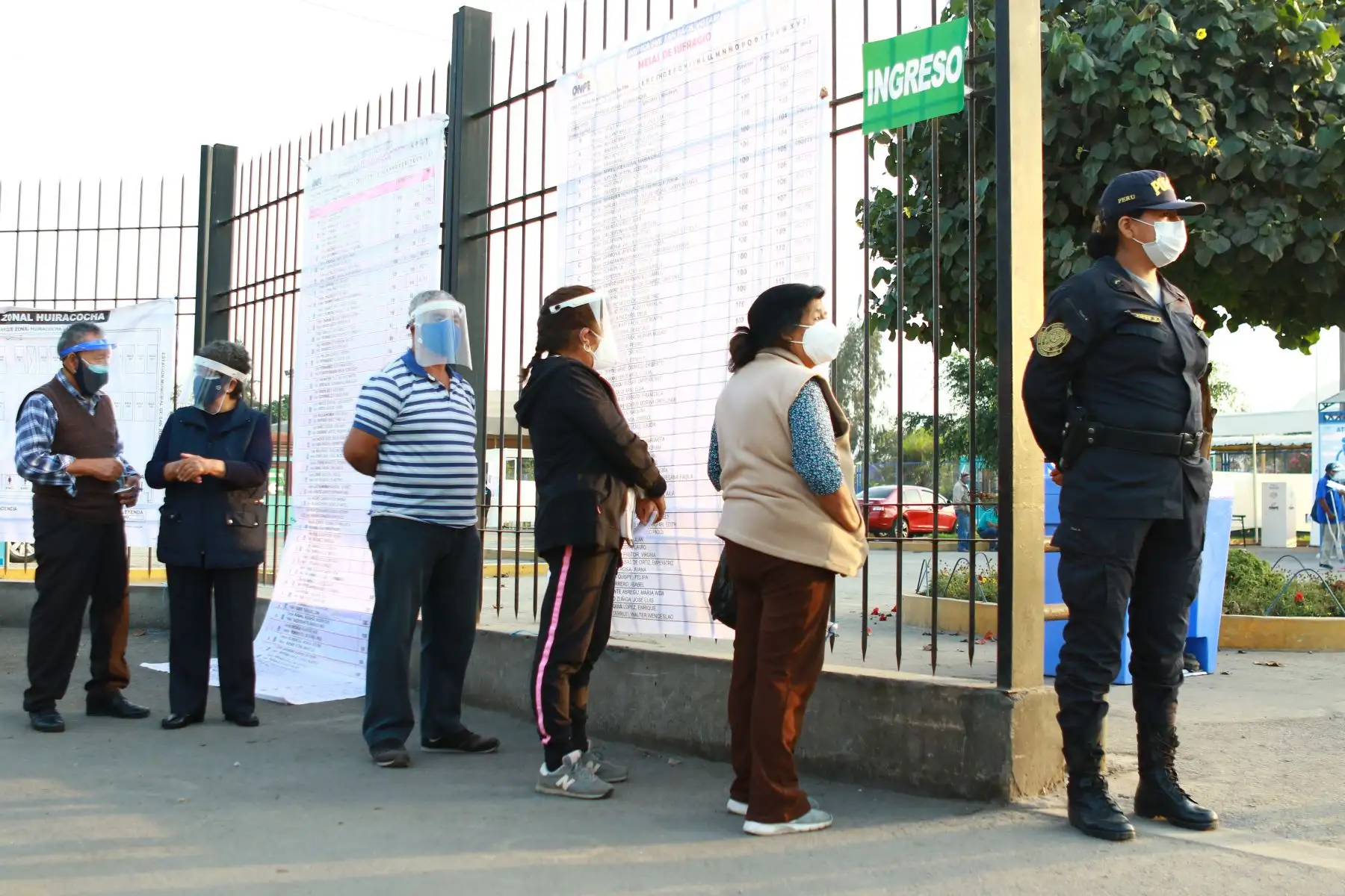 LIMA (PERÚ), 11/04/2021.- Más de 150,000 efectivos policiales y de las Fuerzas Armadas se encuentran desplazados a lo largo del territorio nacional para brindar seguridad en las elecciones generales, celebradas hoy en el país. 
Foto: ANDINA/ Jhonel Rodríguez