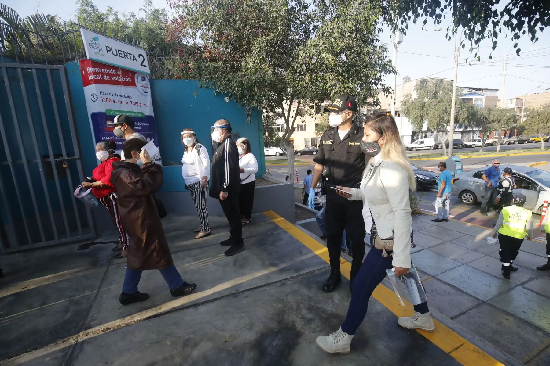 LIMA (PERÚ), 11/04/2021.- Más de 150,000 efectivos policiales y de las Fuerzas Armadas se encuentran desplazados a lo largo del territorio nacional para brindar seguridad en las elecciones generales, celebradas hoy en el país. 
Foto: ANDINA/ Juan Carlos Guzmán