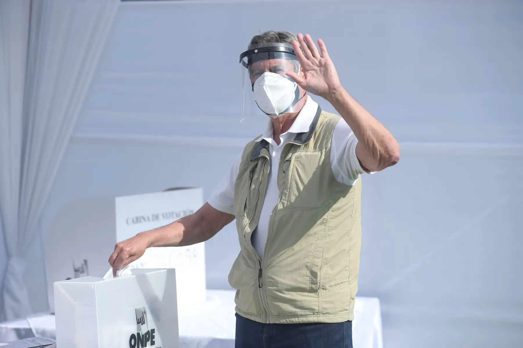 El presidente de la República, Francisco Sagasti, cumplió con su deber ciudadano y emitió su voto en el colegio Virgen del Carmen en el distrito de La Molina.