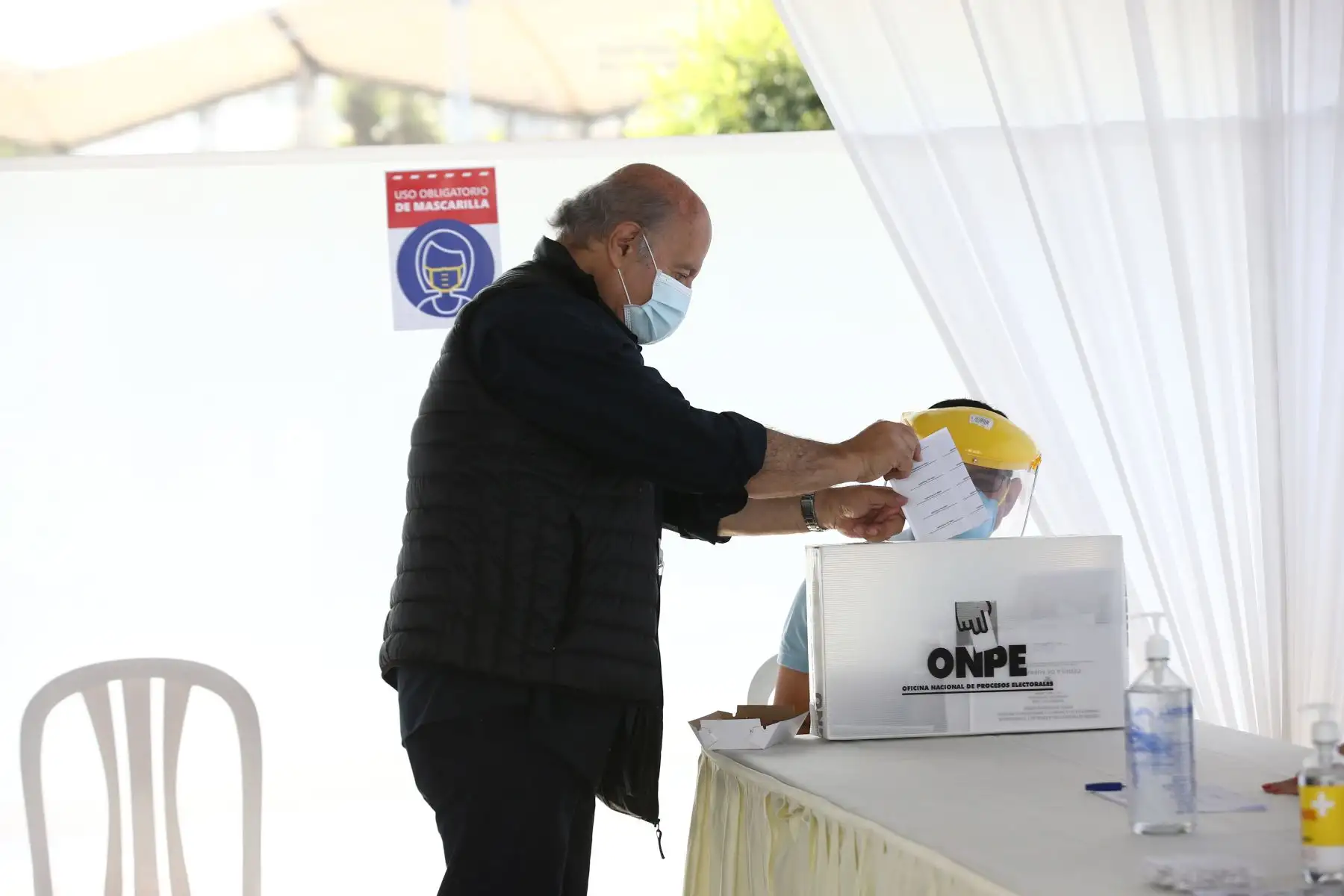 LIMA (PERÚ), 11/04/2021.-El candidato presidencial de Avanza País,  Hernando de Soto, emite su voto en el IEP Nuestra Señora de la Reconciliación, en el distrito de Surco, durante la jornada de las Elecciones Generales 2021. 
Foto: ANDINA/Vidal Tarqui